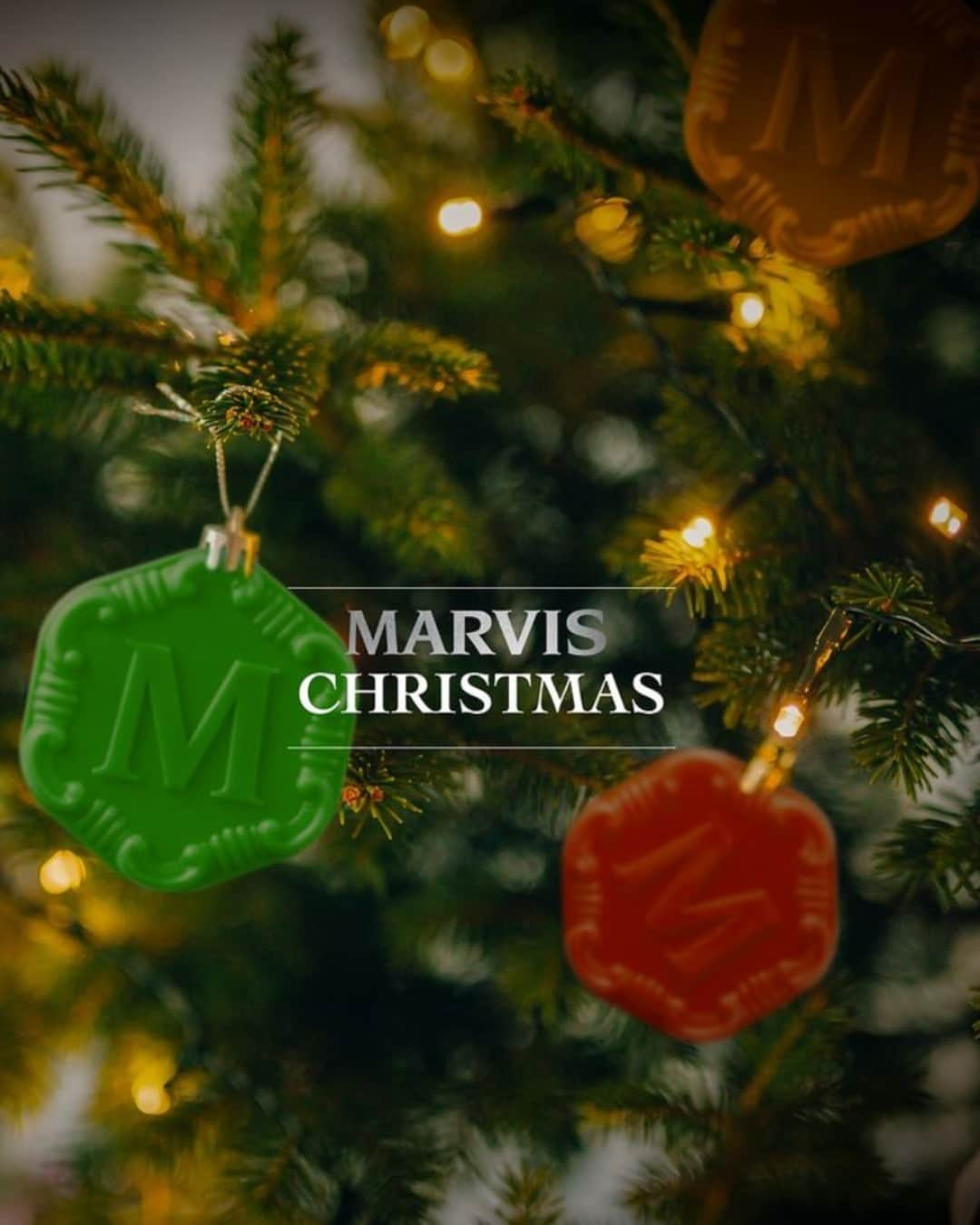 Marvis par AEGIS-Pharmaのインスタグラム：「Joyeux Noël et belles fêtes de fin d'année avec Marvis ! ✨  #marvis #dentifrice #toothpaste #luxe #illustration #creation #creativite #artwork #inspiration #artiste #design #aegis #dentifrice #marvisfrance #pharmacie #conceptstore #aegispharma #aegisapothecary #noel #noel2022」