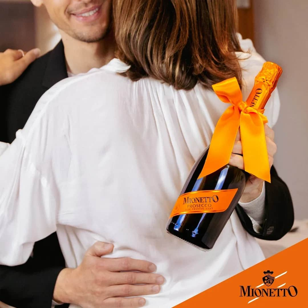 Mionetto Prosecco Deutschlandのインスタグラム：「Buon Natale! 🧡⁣⁣ Wie bei den "echten Italienern" gibt es bei uns die große Bescherung erst am 25.12.⁣ Unser orangenes Lieblingsmitbringsel zum Anstoßen mit Familie und Freunden passt zu jeder festlich geschmückten Tafel. Wir wünschen allen frohe Weihnachten und schöne Feiertage mit den Liebsten! Cin Cin 🥂🎁⁣ ⁣ #mionetto #prosecco #proseccotime #mionettoprosecco #livingladolcevita #italianwayoflife #italianlifestyle #cincin #aperitivotime #sparklingwinelovers #orangechoice #orangesoul #christmas」