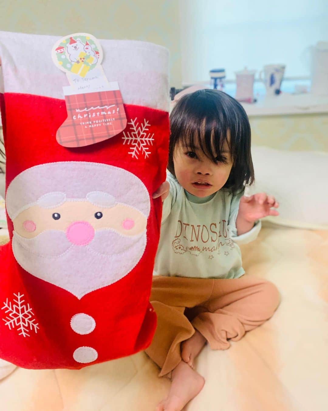 桜田聖子のインスタグラム：「🎄メリークリスマス🎄  テルマのところにもサンタクロースさんが来てくれました💕  クリスマスがあるのを忘れていて(?)、少し前に、トミカのオモチャを買ってしまったので、輝馬用に用意したサンタブーツの中には、お菓子が沢山入っていました😋  バイキンマンが好きなので、小さなバイキンマンを入れておいたら、朝から大喜び😆  サンタさん、来てくれて良かったね💕  昨日のイブディナーは、チーズフォンデュとリースサラダとチキン🍽️  輝馬はクリスマスツリーの形をしたカレーライスにしました🎄  皆さんもステキなクリスマスを過ごせていますように⭐️  #downsyndrome #specialneeds #trisomy21 #ダウン症 #ダウン症候群 #トリソミー21 #3歳10ヶ月 #成長記録 #生まれてきてくれてありがとう  #心室中隔欠損症  #男の子ママ  #男の子 #boy #ダウン症ボーイ #trisomy21boy」