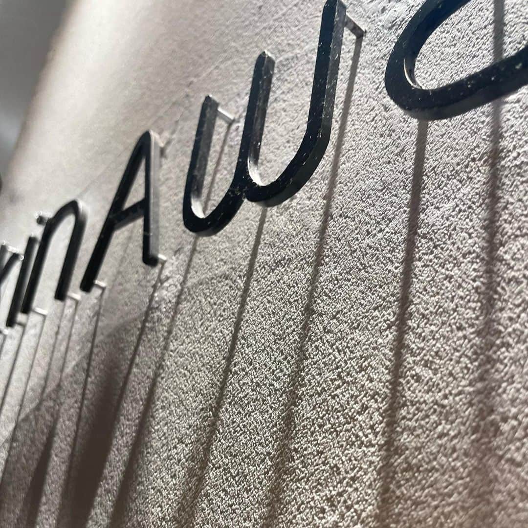 ??viviannail??のインスタグラム：「🥹嬉しいお知らせ📢。  昨日で無事に初のPOPUPが 終わりました。沢山の方が足を運んでくれました✨ 来てくれた皆様本当にありがとございました！！  そしてなんと…なんと なんですがPOPUPでお世話になった東京ミッドタウン日比谷@skinaware さんで 『one day nail』をそのまま 常設して頂ける事になりました😭🤯🎉✨…  今後は　@skinaware さんの オンラインショップでもお取り扱いして頂ける事になりただ、ただ驚きと感謝の気持ちでいっぱいです😭ありがとございます。  お越しの際は是非覗いてみて欲しいです。 エスカレーター上がって2階 右へ少し歩いたところ @skinaware さんです。 宜しくお願いします✨  今後の動きに関してはまたお知らせしたいと思っています。」