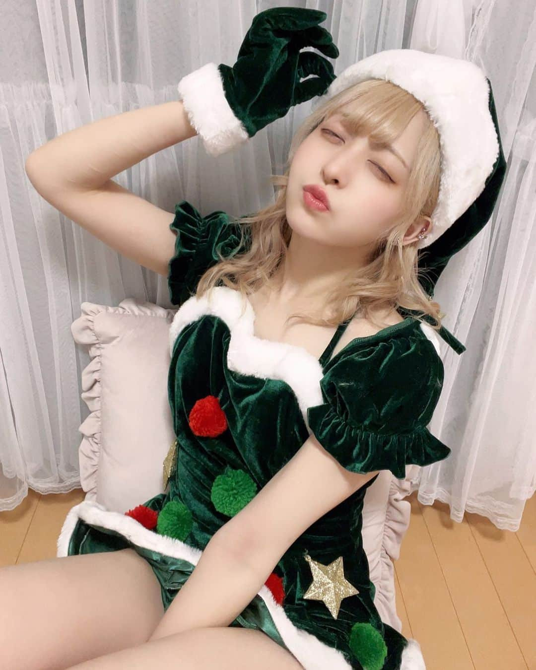 小鳩りあのインスタグラム：「プレゼント持ってないけどとりあえず来たよ  #christmas #xmas #サンタ #サンタコス」