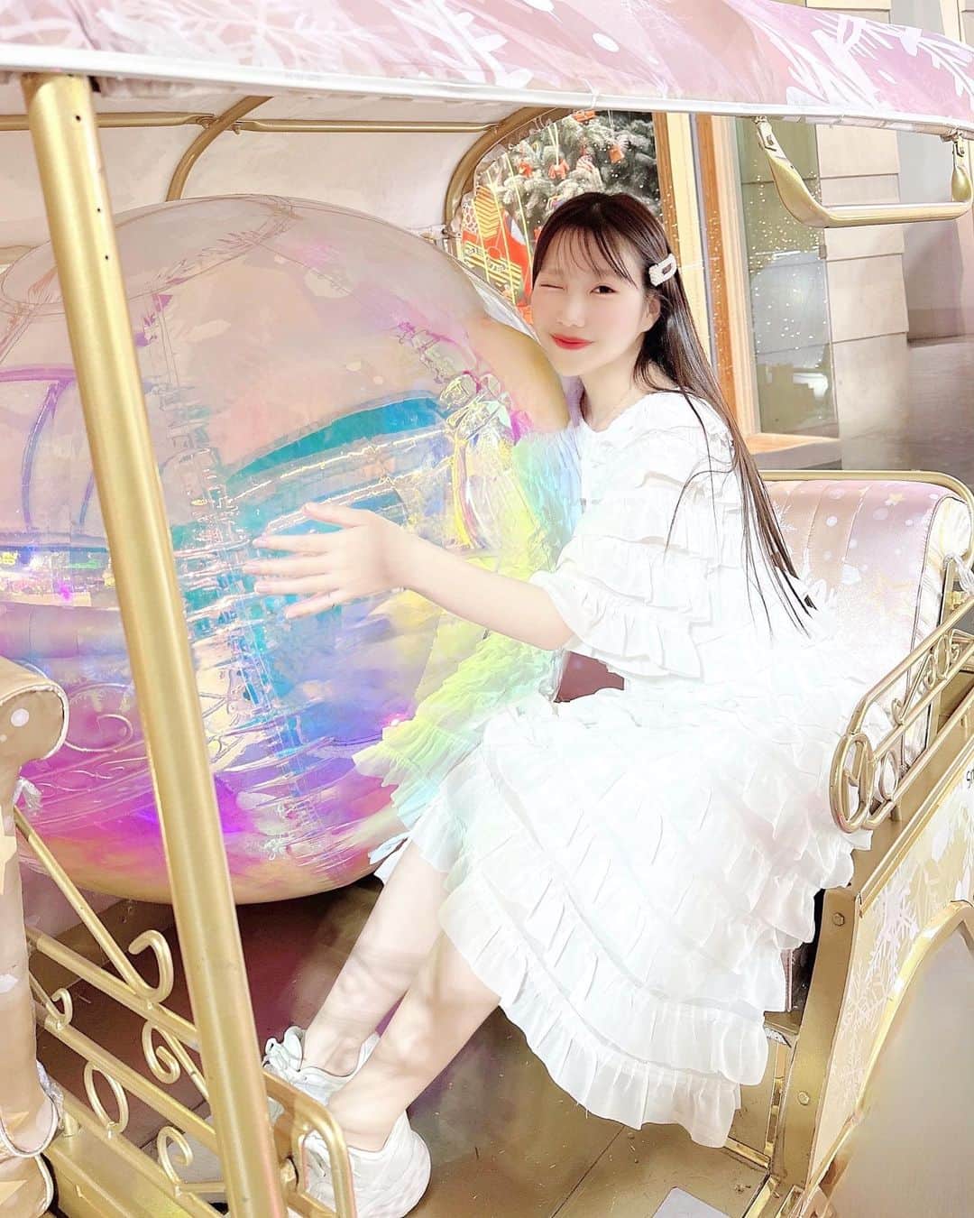月森世菜のインスタグラム：「holiday season🤍🎄  クリスマス装飾巡り〜.* 白系統なものを取り入れつつ いつもより風景がカラフルです🫧  ♡ ♡ ♡  #クリスマス #bangkok #バンコク #タイ #旅 #旅行 #タビジョ #白 #クリスマスツリー #christmas #christmastree #centralworld #thailand #フレンチガーリー #vintagegirl #ヴィンテージガーリー #ガーリー #白系統 #オールホワイト #ティアラ」