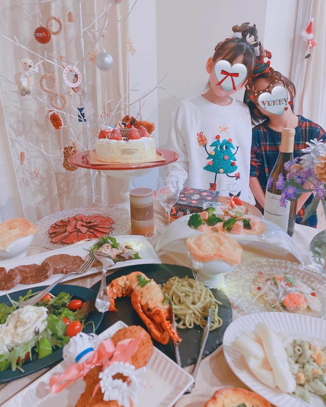 のインスタグラム：「Merry Christmas🎅🎄🎁  土日のクリスマスだったので私はホテルに宿泊する気満々だったのにホームParty派の娘は大反対🤜🏻 ホテルだったらサンタさんが来ないかも…っと🤣 根負けしてお家クリスマスだったのですが雪の中子供達も買い出しに付き合ってくれ成長を感じた時間☃️  HIANDのお客様から頂いたクリスマスのお洋服を着てノリノリな娘🎶息子はトナカイさんにもお礼を…🥕  無事にサンタさんも来て良かったね❤️  いつまでホームPatyしてくれるかな🥹家族の思い出として残していきたいな🫶🏻  #christmas#クリスマス#2022クリスマス#christmastree#christmastime#クリスマスツリー#クリスマスパーティー#クリスマスレシピ#christmascake#家族時間#子育て#ママライフ#おうちごはん #冬休み#familytime#姉弟#hnaomicooking」