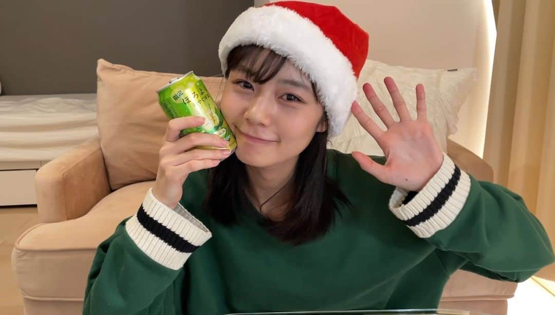 杉浦みずきのインスタグラム：「. メリークリスマス！🎄 今日は何して過ごしてますか？ 今年はクリスマス当日が日曜日だから街は人ですっっごい！ 昨日のイブは、私は明るい時間から一人でほろ酔い飲んでコンビニチキン食べながら動画回してました😂😂 そんなクリスマスを過ごしている人は私と一緒に乾杯しましょ🥂 今年も楽しい気持ちで締めたいね」
