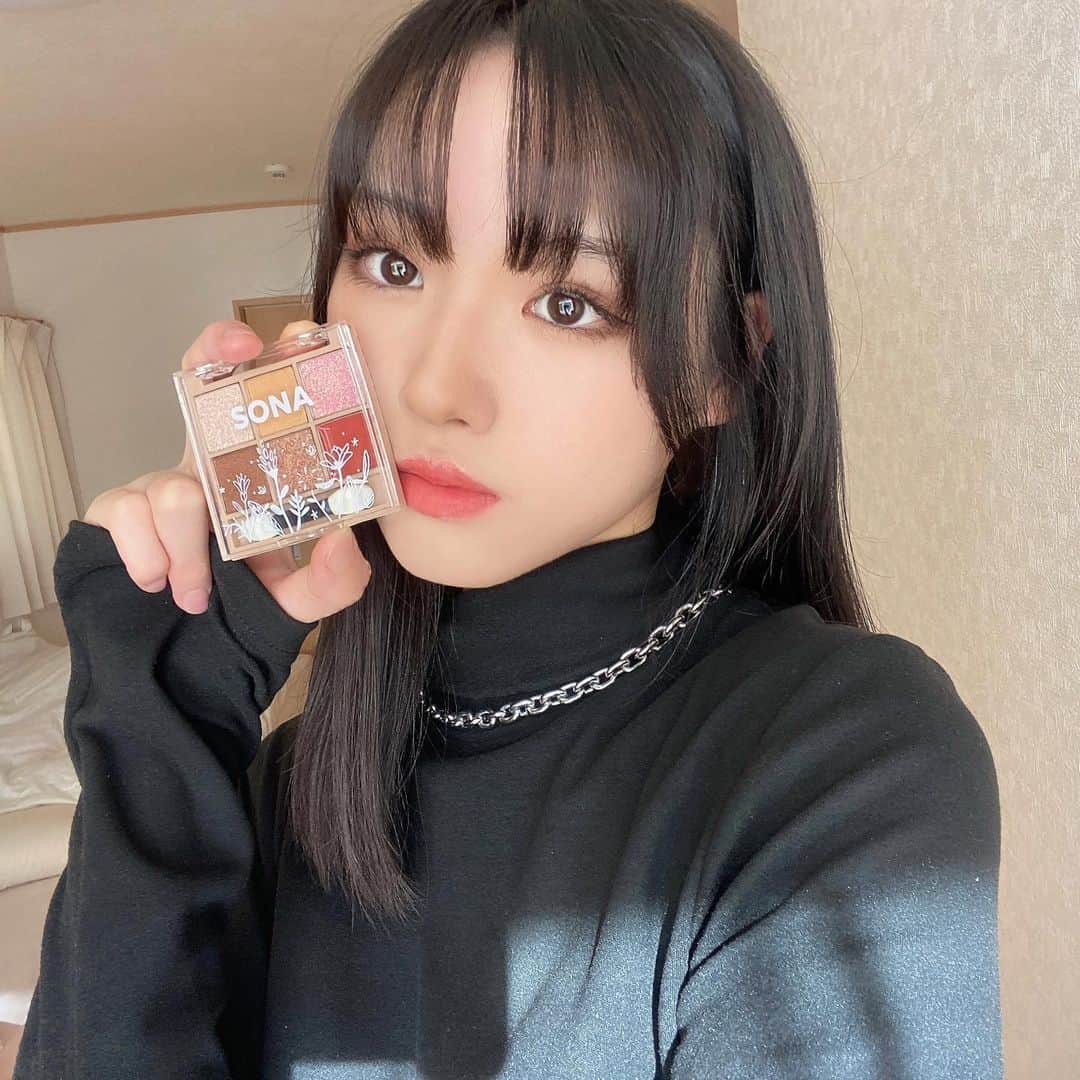 のインスタグラム：「・ ・ ・ ！ニコラ2月号！ （12/28日発売） SONA（ソナ）のコスメパレット♡ ・ SONAは韓国の人気ブランドで初コラボです〜♫ アイシャドウ→5色 リップ＆チーク→1色 全6色のメイクパレットだよ ・ ・ #ニコラ #nicola #ニコモ #SONA #ソナ #コスメパレット #メイクパレット #組橋星奈」