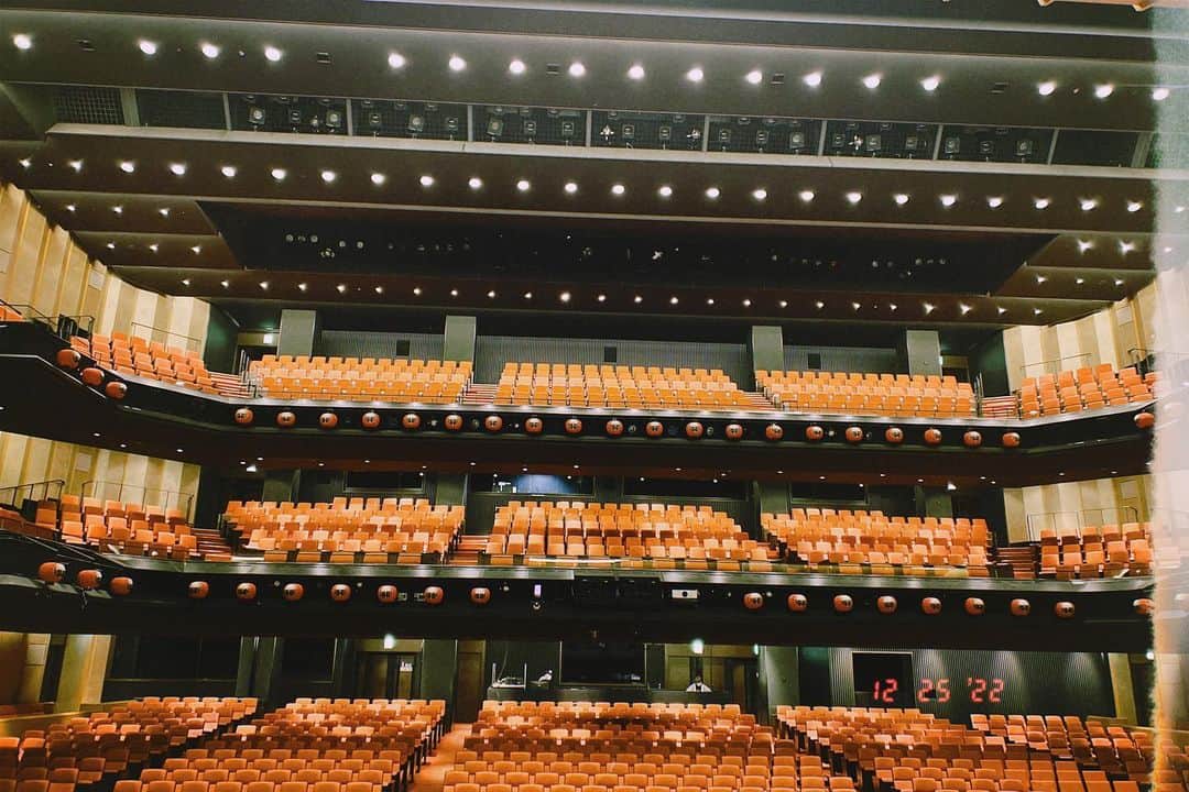 松井玲奈のインスタグラム：「『歌妖曲～中川大志之丞変化～』本日満員御礼で大千穐楽を迎えました。 全48公演。剥き出しの岩肌に手をかけるように、必死で登りながら辿り着いた今日の景色は七色で、まさかこんな美しい景色を見せてもらえるとは思っておらず胸が熱くなりました。 ご来場いただいた全ての皆様、ありがとうございました。  楽しかったし、勉強にもなった。 先輩方から心強いお言葉もいただけたので、自信を持って次へ向かおうと思います。」