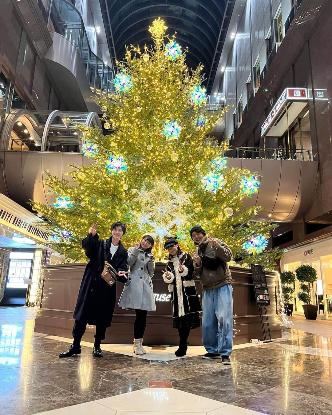 のインスタグラム：「#ミュージカル東京ラブストーリー  大阪公演も終了しました！！ 海キャストの公園は24.25日とクリスマスイブとクリスマス当日の公演でしたが、沢山のお客様にお越しいただき、人生で1番幸せなクリスマスになりました！！  海キャストの公演は年明けの愛知と広島の2公演！ 考えただけでも寂しくて大阪千秋楽にて大号泣しましたが、愛知と広島ではどうなることやら、、、、  昨日はアフタートーク、そして今日はクリスマス抽選会もあり、とても楽しかったです！！！  年明けの公演も、是非よろしくお願いします！！🙇‍♂️🙇‍♂️」