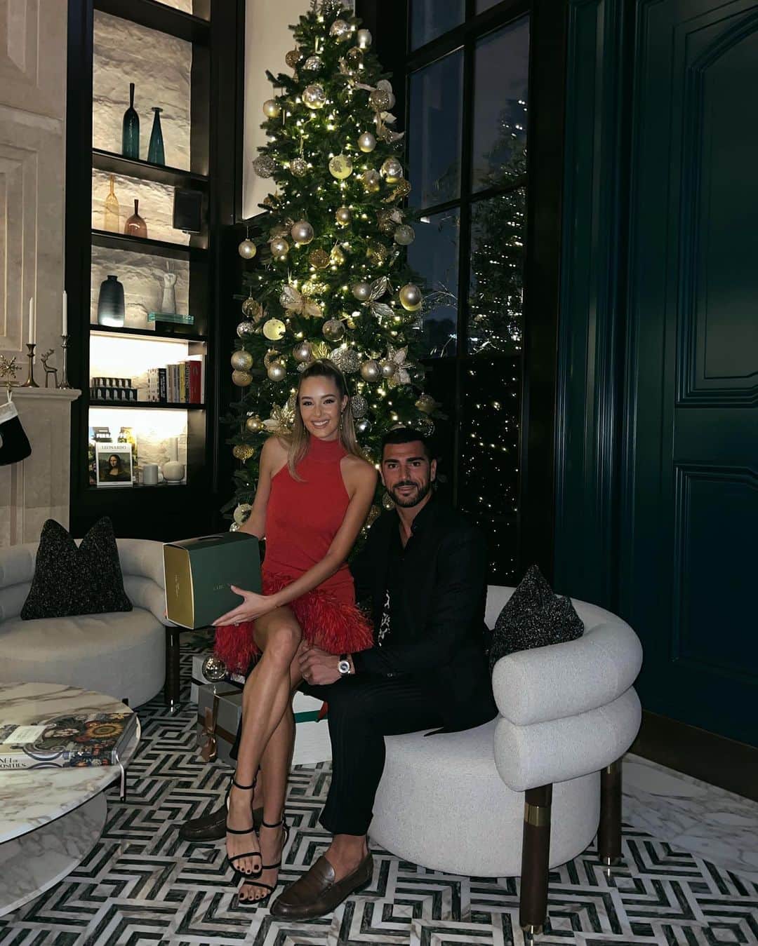 ヴィクトリア・ヴァルガのインスタグラム：「Merry Christmas from our family to yours 🎄🥰♥️」