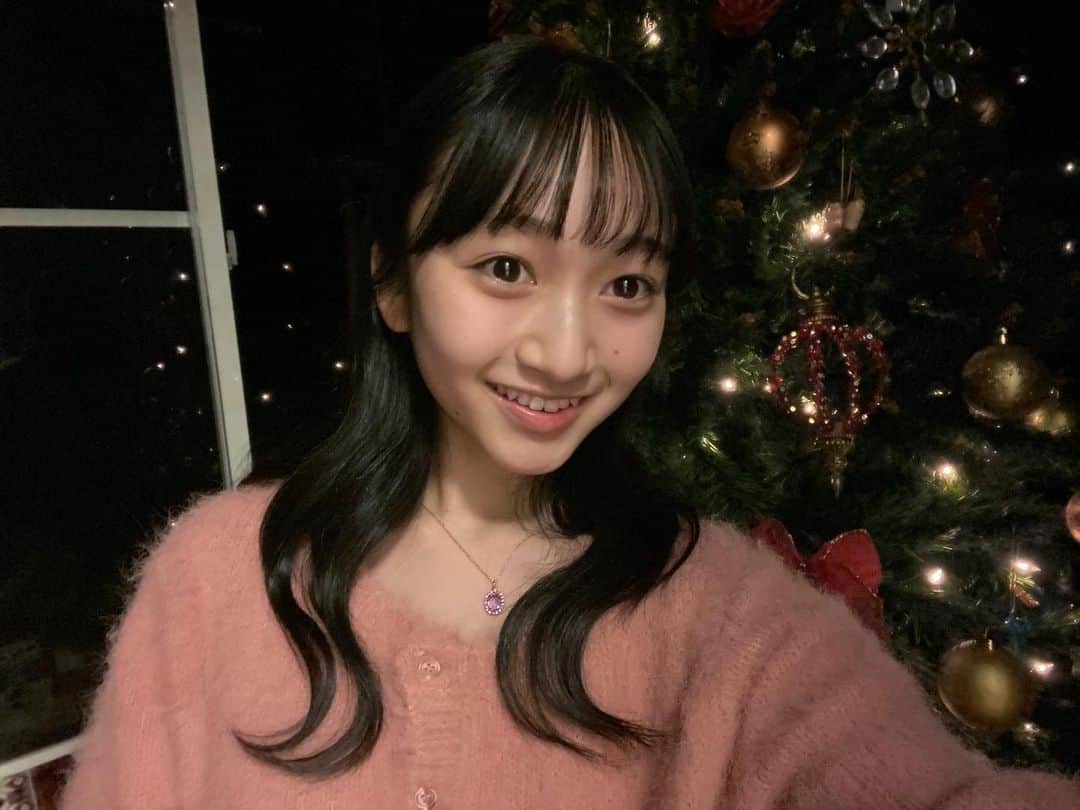 横溝菜帆のインスタグラム：「.  🤍 Merry Xmas 🤍  今年は家のあちこちに クリスマスの雰囲気を🎁  ケーキは手作りのティラミス 見た目は悪いけどなかなかの美味しさでした！  皆さんも素敵なクリスマスを☺️🎄  #横溝菜帆」