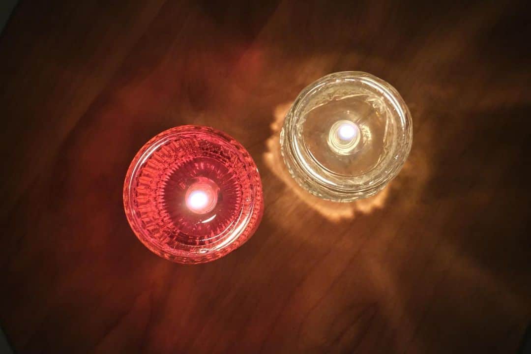 蒼木まやさんのインスタグラム写真 - (蒼木まやInstagram)「🎄 先日あそびに行ったマーケットで購入した @fu_candle さんのグラスキャンドル🕯  クリスマスカラーでかわいいのはもちろん 火を付けてみるとグラスの模様が周りに ふわっと広がってとってもステキでした✨  ろうそくの炎って本当に癒される☺️ ずっと見ちゃうんだよな〜  みなさんステキな夜を！  #キャンドル #fu_candle  #富士フイルム #fujifilmphotography #fujifilmxe4」12月25日 18時54分 - maya_aoki_