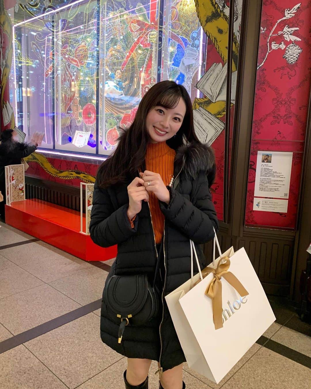 のインスタグラム：「メリークリスマス🎄 梅田駅の背景可愛いとこで、にっこり笑ってるだけ。笑  寒いと思ってせっせとダウン着たけど、お昼はそんな寒くなかったね❄️雨降ってきた瞬間帰宅した笑」