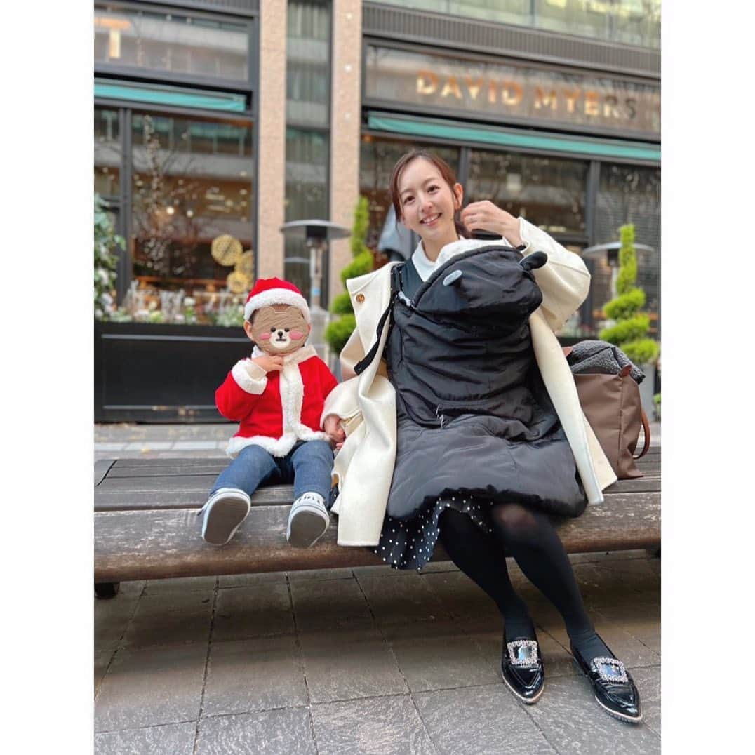 伊藤弘美のインスタグラム：「☺︎ ⁡ 少しだけ丸の内をお散歩🎄✨ ⁡ ちびサンタとキラキラな街の雰囲気も楽しめました🎅🏻❣️ ⁡ #メリークリスマス　#merrychristmas #女の子ママ　#男の子ママ　#育児 ほぼ#2歳差育児　 #丸の内　#丸の内イルミネーション」