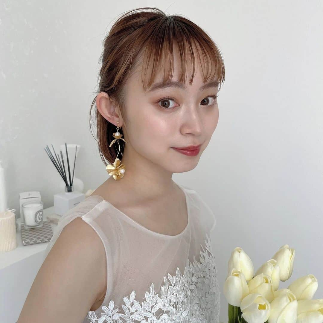 MERY HAIRのインスタグラム：「他のブライダルアイテムはこちら→ @mery.wedding_official⁣ ⁣ ⁣ ボリュームのあるフォルムで、シンプルなデザインでまとめられた ナチュラルテイストのピアス/イヤリング。 揺れる大粒のパールが上品なアクセントになっています。⁣ ⁣ 【nanan】shine curve pierce / earring⁣ ⁣ ⁣ --⁣⁣⁣⁣⁣⁣⁣⁣ #MERYshop #ハンドメイドアクセサリー #ウェディングアクセサリー #ブライダルアクセサリー⁣⁣⁣⁣⁣⁣⁣ #アクセサリー #ピアス #イヤリング⁣ --⁣⁣⁣⁣⁣⁣⁣⁣ #プレ花嫁さんと繋がりたい #プレ花嫁 #花嫁 #2022夏婚プレ花嫁 #2022秋婚プレ花嫁 #結婚式準備 #花嫁準備中 #結婚式 #前撮り #後撮り #フォトウェディング #ウェディングフォト」