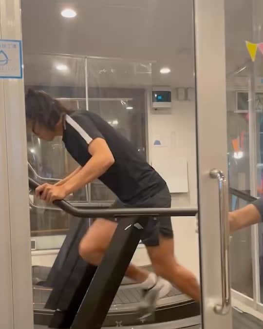 のインスタグラム：「昨日よりも今日、今日より明日🏃🔥 乳酸爆発したらお尻4つに割れるんです😂 皆さんメリークリスマス🎄✨  #ハイアルチトレーニング」