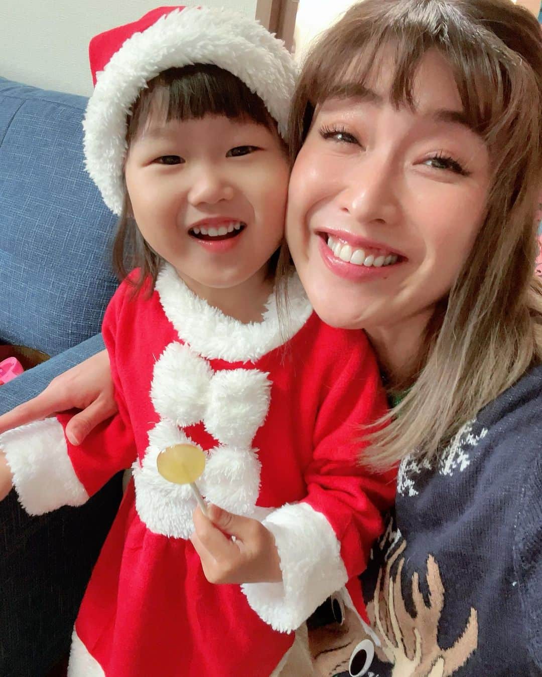 pukkeyのインスタグラム：「Merry Christmas🎄  クリスマスの早朝はギャン泣きで始まりました😨 イヤイヤ病発動で今も寝不足な私😅 娘は二度寝の昼前に起きプレゼントに興奮🎁 まぁ良かったかな？ 何とか成功のChristmas🎄 2人きりのChristmasも今年で最後かな⁉️ 一年あっという間。 何事もなくまたこの時期を迎えられたことに感謝🌈 来年は色々と新しい環境になるから 頑張ろうね🙆🏼‍♀️  皆様も素敵なChristmasを✨」