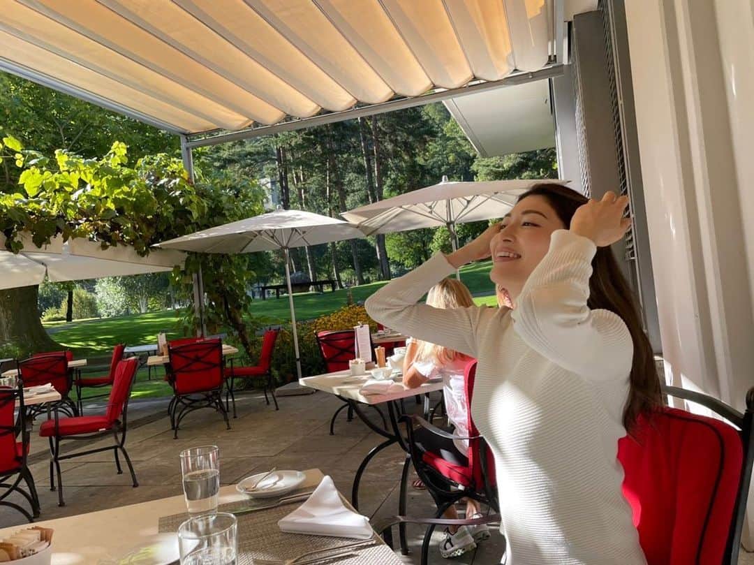 櫻井麻美のインスタグラム：「予防医学と栄養医学の分野での経験を活かして開発されたNEWYOU Method®︎によって心身ともに健康を高めてくれるヘルスケアスパリゾート"GRAND RESORT BAD RAGAZ"  朝食がとっても美味しくてその上ヘルシーで感動しました🤩  このホテルの朝食は、櫻井調べホテル朝食ビュッフェNo. 1です‼︎  ホテル内に2箇所素敵な朝食ビュッフェがあって、1位と2位を争ってます。それくらい、イイ✨✨  写真は地中海料理のレストランOlives d'Orの朝食ビュッフェです🍽  驚いたのは、フレッシュな野菜とフルーツがジューサーと共に置かれていて、自由に好きなジュースを作れること🍹  こんな贅沢なビュッフェ見たことがないです😍  既に出来上がったジュースは市販のものなのか素材そのものでできているものなのか判別できないので、これはものすごく嬉しい✨✨ 毎朝スムージーを飲んでいる私にはピッタリの朝ごはんでした😋  #grandresortbadragaz  #朝食ビュッフェ  #ホテルビュッフェ #朝ごはん #ジュース #ジューサー #コールドプレスジュース #スイス #スイスのホテル #リゾートホテル  #スパリゾート #olivesdor #ヘルシー朝ごはん #予防医学」