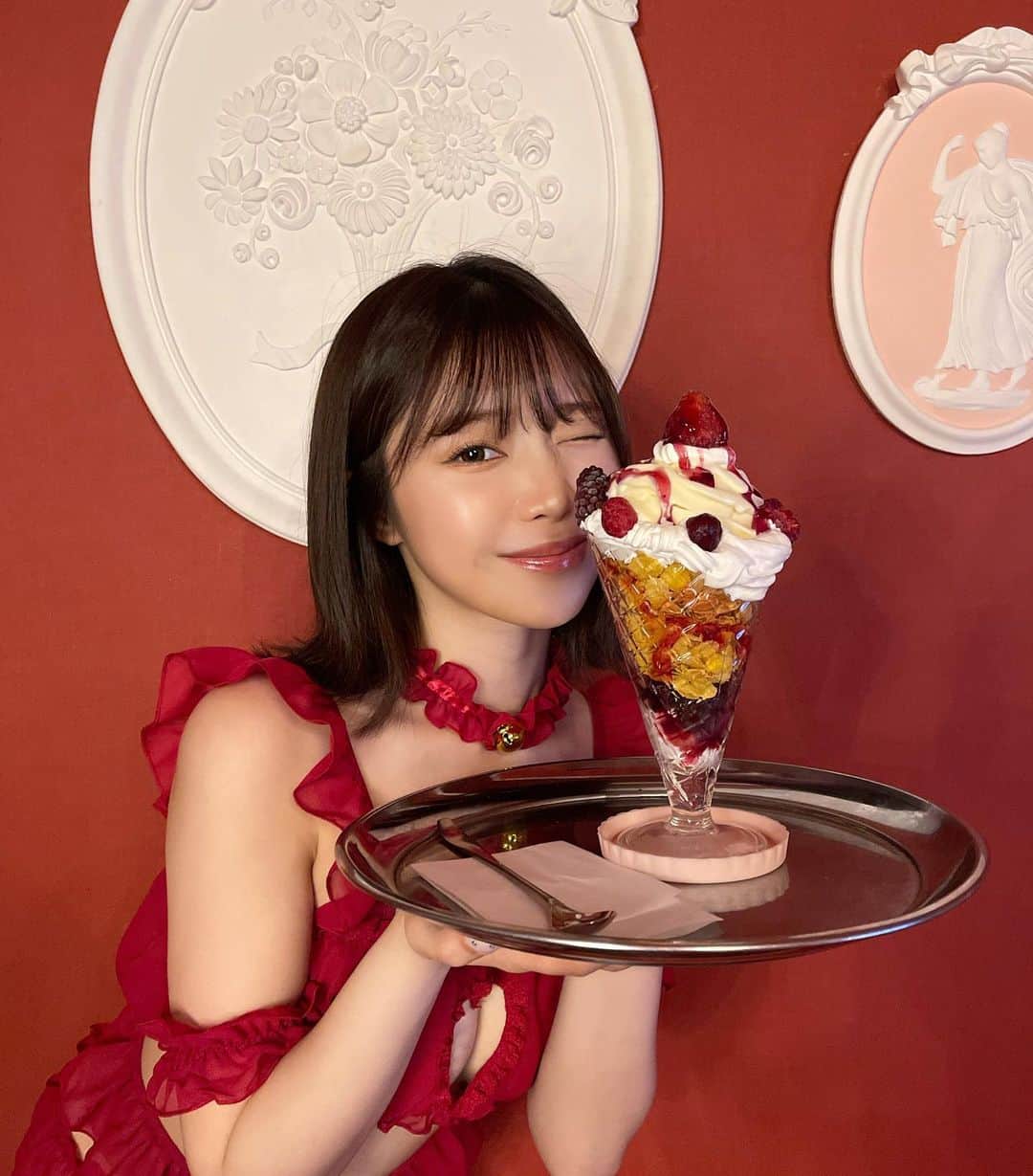 だにちゃんのインスタグラム：「めりーくりすます🎅🏻🤍 みなさんが楽しい夜になりますように🤭  そしてこの衣装も Fantia更新しました‪☺︎‬ ぜひみてくださいねっ」