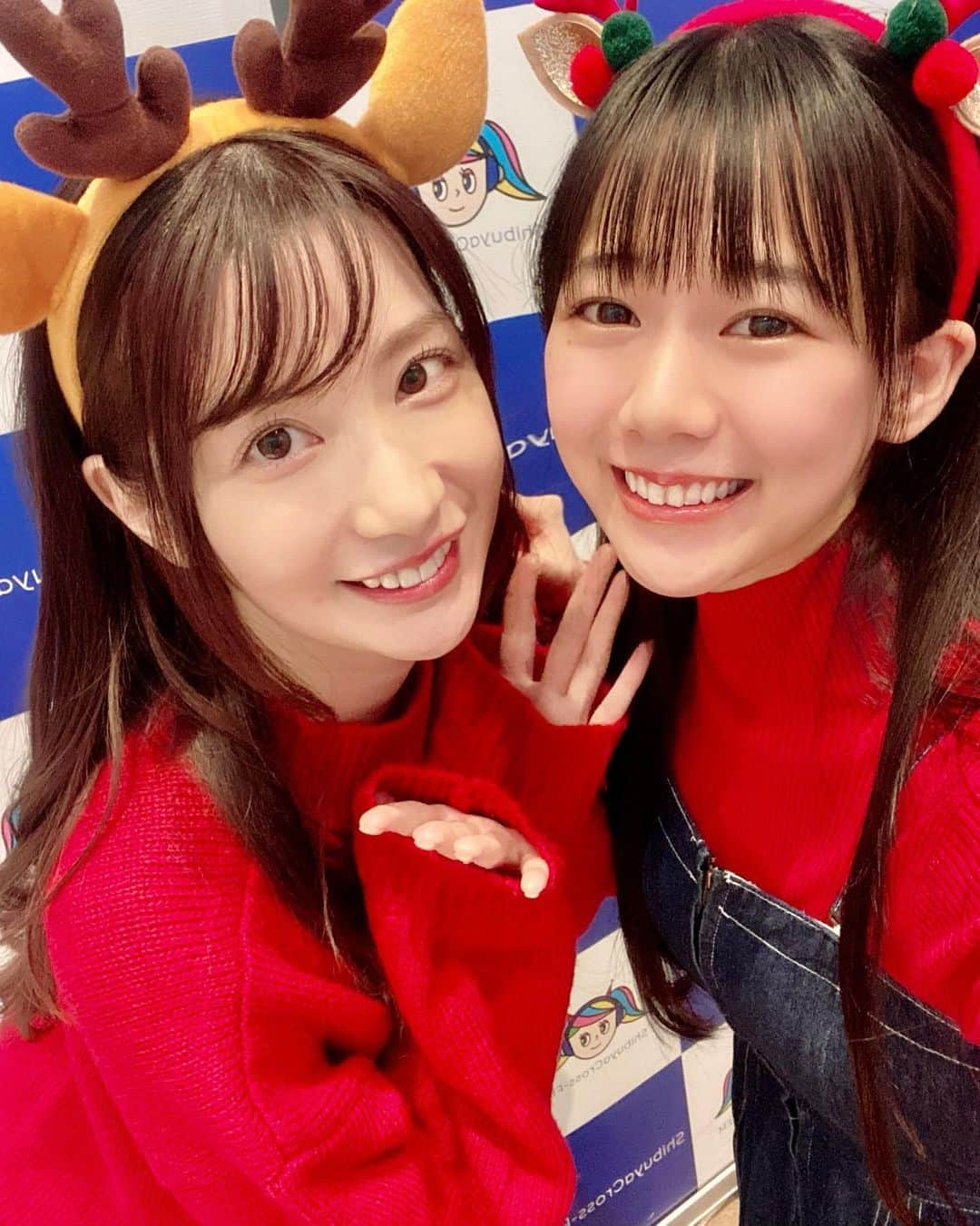 中川杏奈のインスタグラム：「ラジオゲストに来た宮内桃子ちゃんと☺️ @_momomiya_ ✨✨ 見た目も中身も話し方も可愛くて一生懸命な姿に終始きゅんきゅんしました💞💞 クリスマス終わっちゃう前に載せられてよかった😹🎄 : #渋谷クロスFM #おーたPの部屋 #ラジオ #公開生放送  #クリスマスカチューシャ  #トナカイカチューシャ  #merrychristmas」