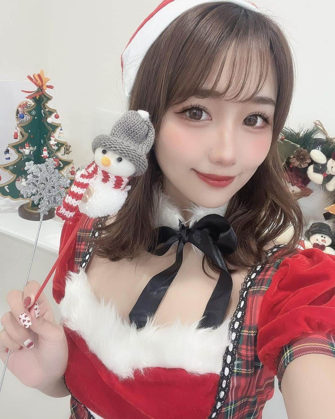 のインスタグラム：「⋆  Merry Christmas 🎅🏻  #クリスマス #クリスマスプレゼント #クリスマスパーティー #クリスマスネイル #クリスマスマーケット #クリスマスコーデ #サンタコス #サンタ #サンタコスプレ #サンタクロース」
