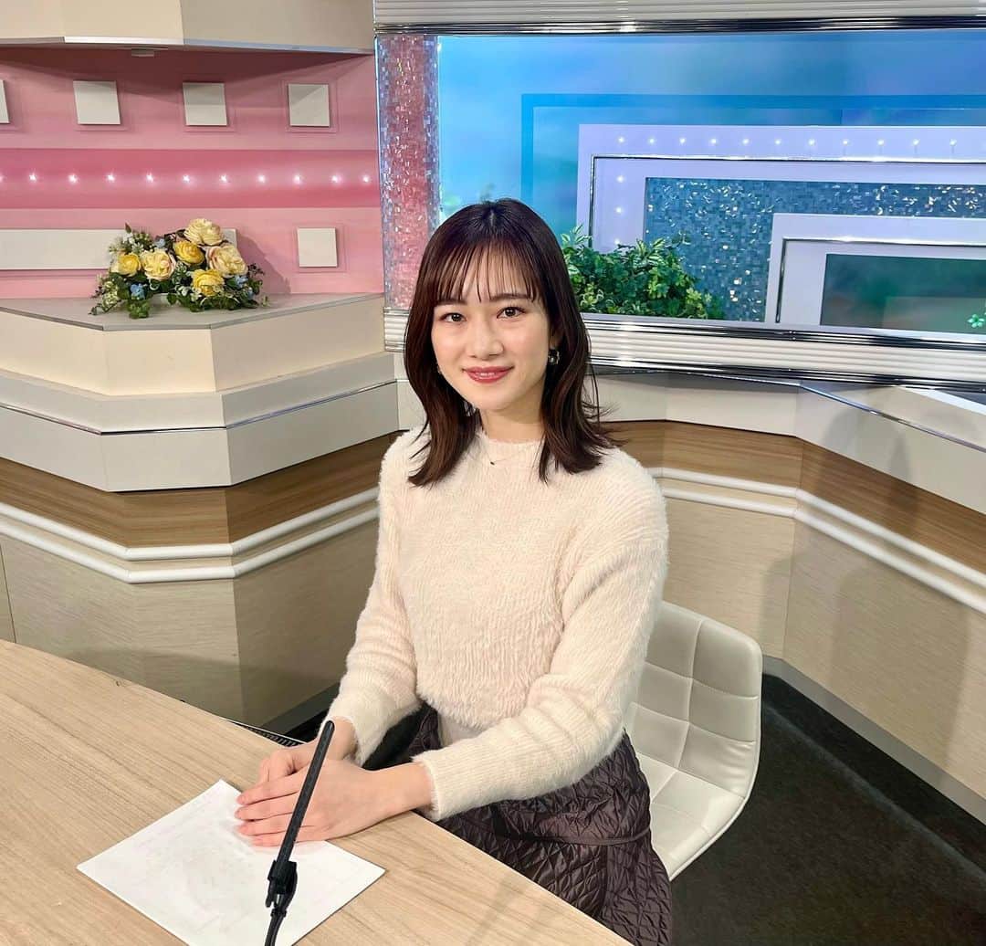 のインスタグラム：「newsチバ 土日は きょうが年内最後の放送でした😌 今年もご覧いただきありがとうございました✨ ⁡ 年明けは1月7日(土)から担当します 2023年もよろしくお願い致します🐰♡  ⁡ #千葉テレビ #チバテレ #news #newsチバ #アナウンサー #キャスター #ニュースキャスター #ニュース #アナウンサー衣装」