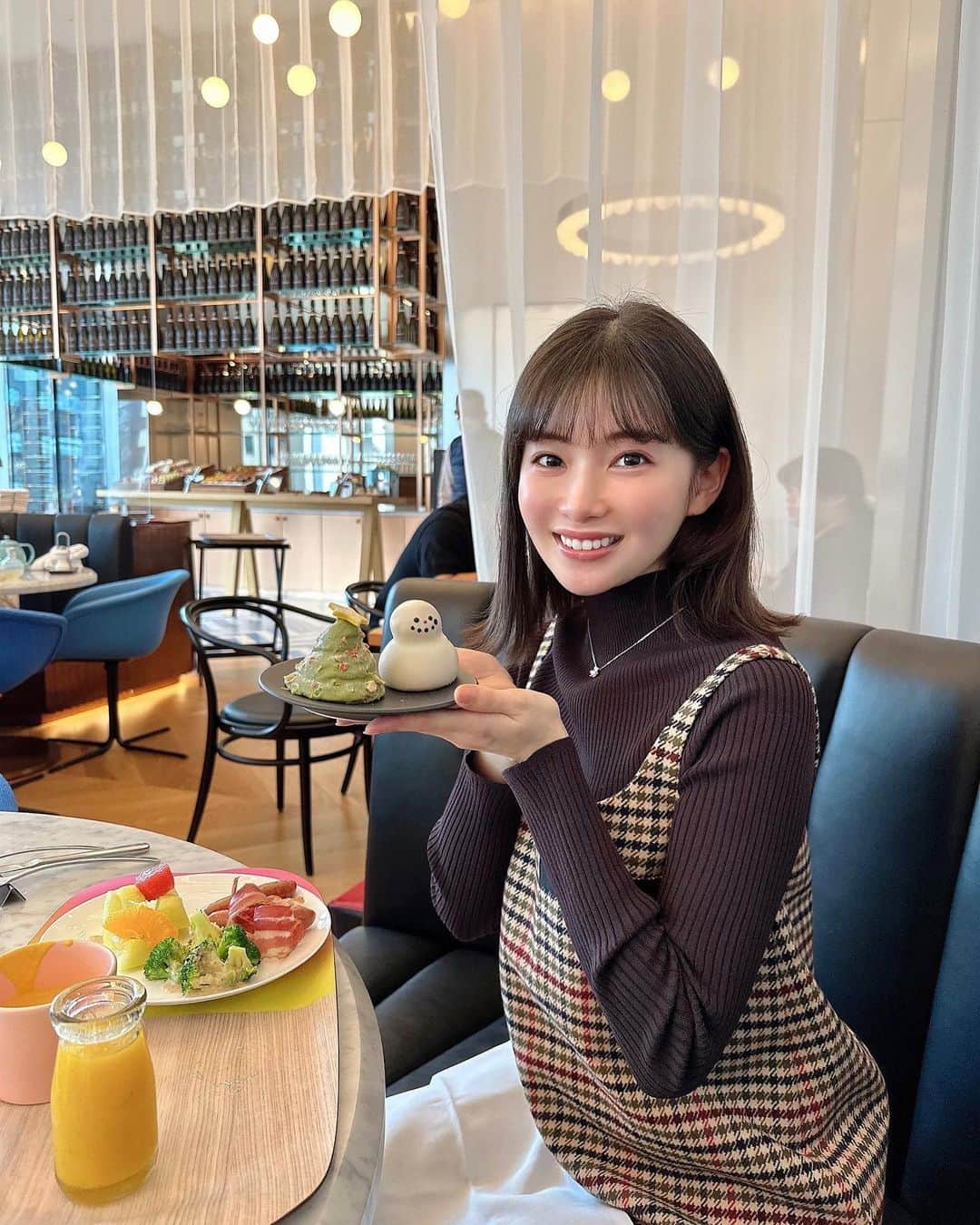 早田悠里子のインスタグラム：「仲良しのカウンセラーさんとWホテルで朝食したときの写真です🥞♡  Wホテルのパンはいつも美味しいのですが、クリスマスバージョンになっていました🎄⛄️  イブは仕事漬けであまり外に出なかったのですが、ホワイトクリスマスだったみたいですね❄️  良いクリスマスをお過ごしください☺️  #大阪カフェ #御堂筋イルミネーション #御堂筋カフェ #whotel」