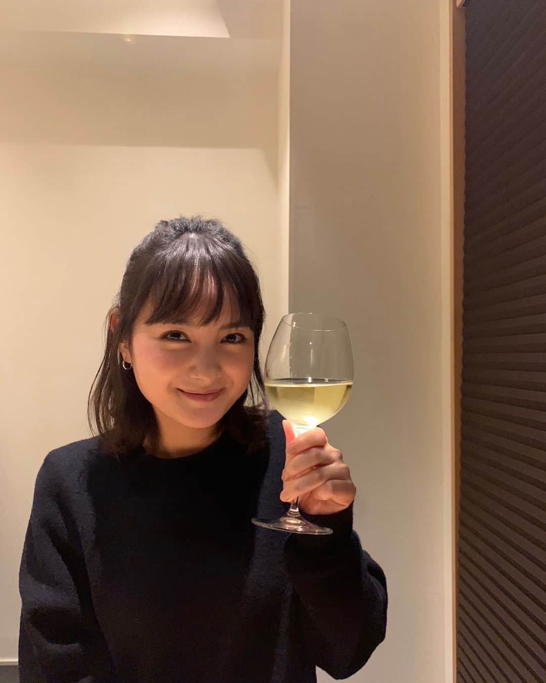 葵わかなのインスタグラム：「メリークリスマス🎅🎄🎁  今日はワインだなぁ笑  どの方もよい夜を✨」