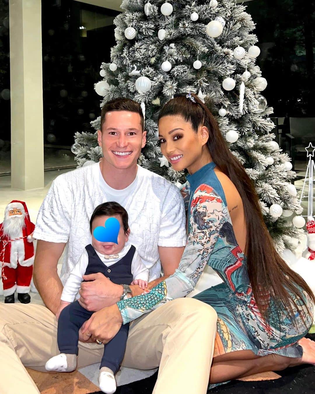 ユリアン・ドラクスラーのインスタグラム：「Merry Christmas from our family to yours ❤️🙏🏽👶🏽🎁 and Happy 3 months to our son , our best gift .」