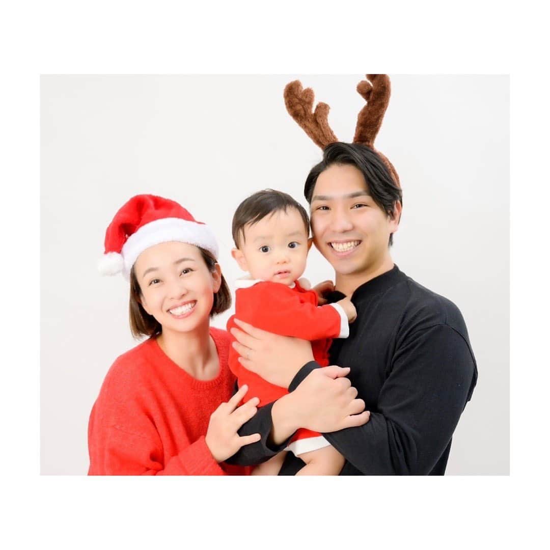 野田久美子のインスタグラム：「. メリークリスマス🎄  息子にもサンタさんが来てくれました！  プレゼントは早々に "舐めるもの"へと変化してました。 きっと…動く車のおもちゃのはずなんだけどな〜。笑笑笑  皆様も楽しい夜を🎄✨ . . . . . ちなみに、、 息子が初めて喋った言葉は… お茶を飲んだ後に一言。  『うんめー！』 でした。笑  古風な単語をチョイスされたみたいです。  私… 言ってるのだろうか… うんめー…  うん、言ってるな！笑」