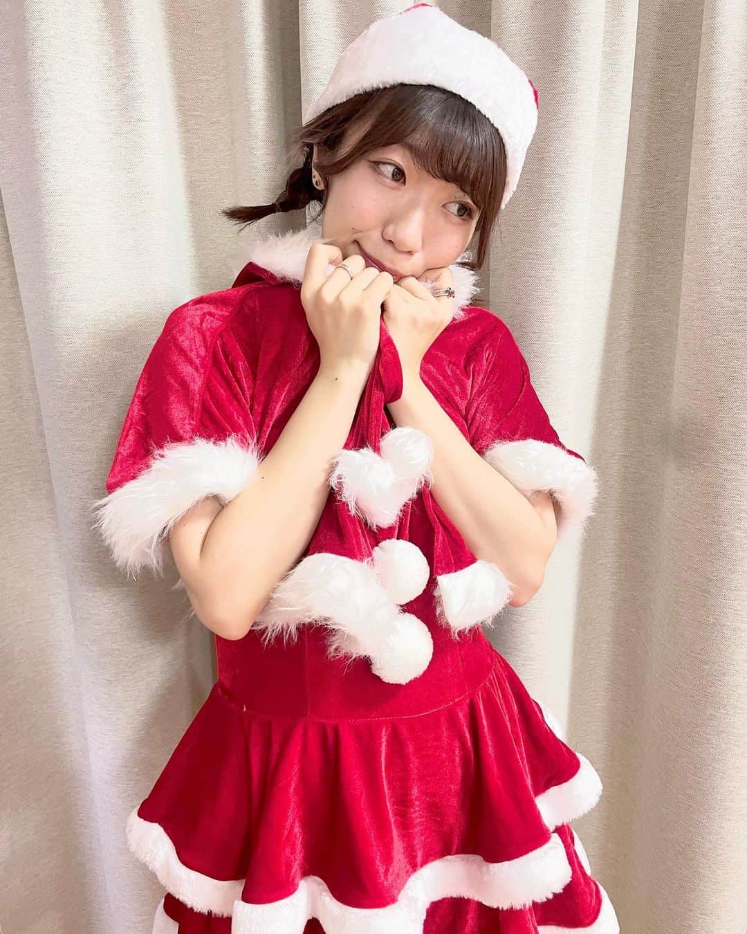 ぱいぱいでか美のインスタグラム：「Happy Holidays🎅🏻🌟🎄 . 今日でクリスマスシーズン終わるの嫌だよ！！！！！ クリスマスシーズンめちゃ好き人間なので。 前半は生写真の時に着たサンタ服、 後半はチェキの時に着たサンタ服です🎅🏻 でかちゃんサンタをお家に招いてくれたどうもありがとう🎁 みんなは自分にクリスマスプレゼント買ったり 誰かにあげたりチキン食べたりケーキ食べたりしたのかな？ 私はなんか急に掃除のスイッチ入って 今日はずっとラジオ聴きながら掃除してるけど(今も) テンションあげるために赤い服は着てます❤️笑 掃除終わったらチキンとかケーキ食べるねん。 あとTwitterに今年撮り溜めたクリスマスツリーいっぱい載せたから見て🎄🎄🎄  クリスマス終わるの嫌だけど こっからの大晦日〜正月にかけての浮かれモードも好きです🐯🐰 . #happyholidays #merrychristmas  #はぴほり #めりくり #サンタコス #でか美ちゃん」