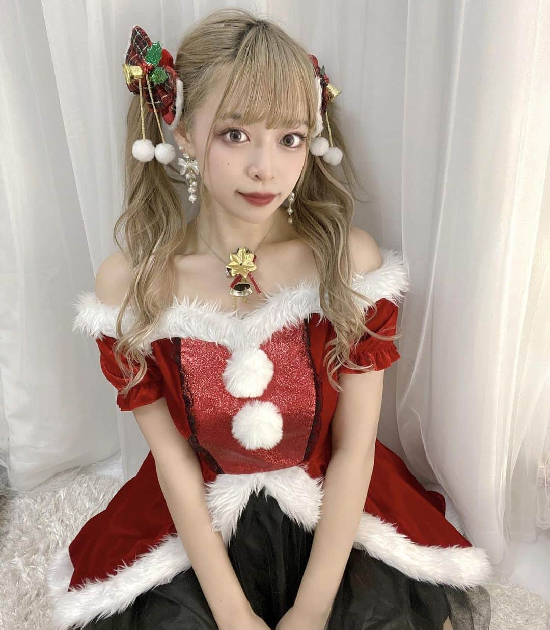 中野向日葵のインスタグラム：「Merry Christmas☃️🎄🤍🥂✨ #クリスマス　#メリークリスマス  #クリスマスパーティー  #クリスマスプレゼント  #クリスマスネイル  #クリスマスコーデ  #クリスマスディナー  #サンタコス #サンタコスプレ  #サンタクロース #コスプレ #ツインテール　#アイドル #肩出し #コスプレイヤー  #ハイトーン　#ハイトーンカラー  #ツインテールアレンジ  #ツインテールの日  #christmas #christmasparty  #christmastree #likeforlikes  #likeforfollow #merrychristmas  #japanesegirl #japantrip #cosplay  #cosplaygirl #cosplayer」