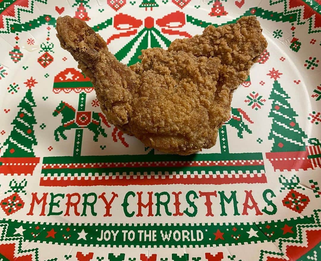 上原彩子のインスタグラム：「メリークリスマス🎄 クリスマスはやっぱりモスチキン。 皆さん素敵なクリスマスをお過ごしください。  #メリークリスマス #モスチキン #モスバーガー #クリスマスチキン」