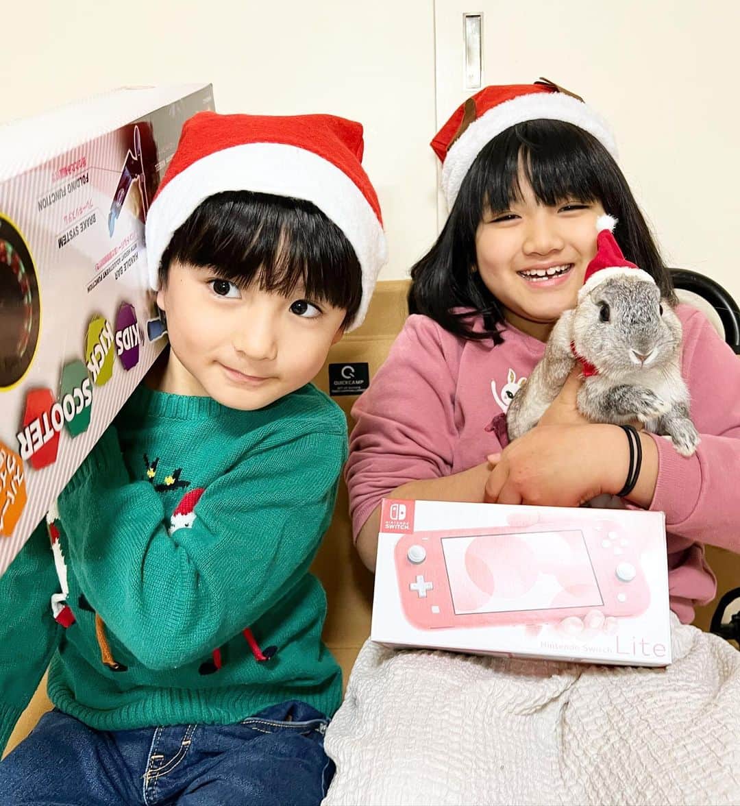 山口尚美のインスタグラム：「サンタさんからのプレゼント🎅🎁 はみは念願のニンテンドースイッチライト🎮 (＋splatoon3(2本目🦑)) たろは友達が乗ってて欲しがってた キックボードでした🛴💕 いっぱい遊んでね🥹❣️❣️❣️ メリークリスマース🎄🌟💖」