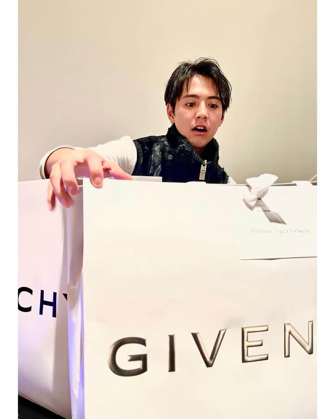 片寄涼太のインスタグラム：「Here comes Santa Claus!!! 🎅🎄  @givenchy @matthewmwilliams」