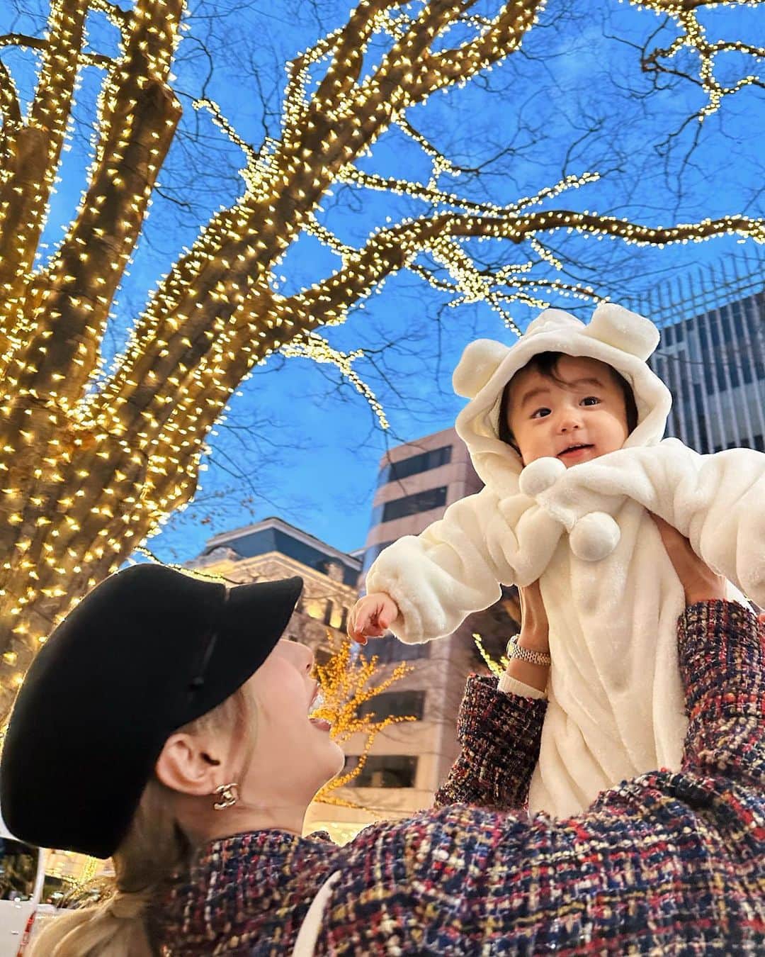 のインスタグラム：「2回目のクリスマス👸🏼🎄❤️ 無事サンタさんきてよかったね🥰 プレゼントのボールプールで一日中遊んでてそれを見守る幸せなクリスマスだった🫶  昨夜はサンタさんのお手伝いをしていたのかしら、、？🤔🐱🐱笑(４枚目） ２匹ともお疲れ様😂❤️  #クリスマスプレゼント #家族 #女の子ママ #西松屋 #女の子ベビー」