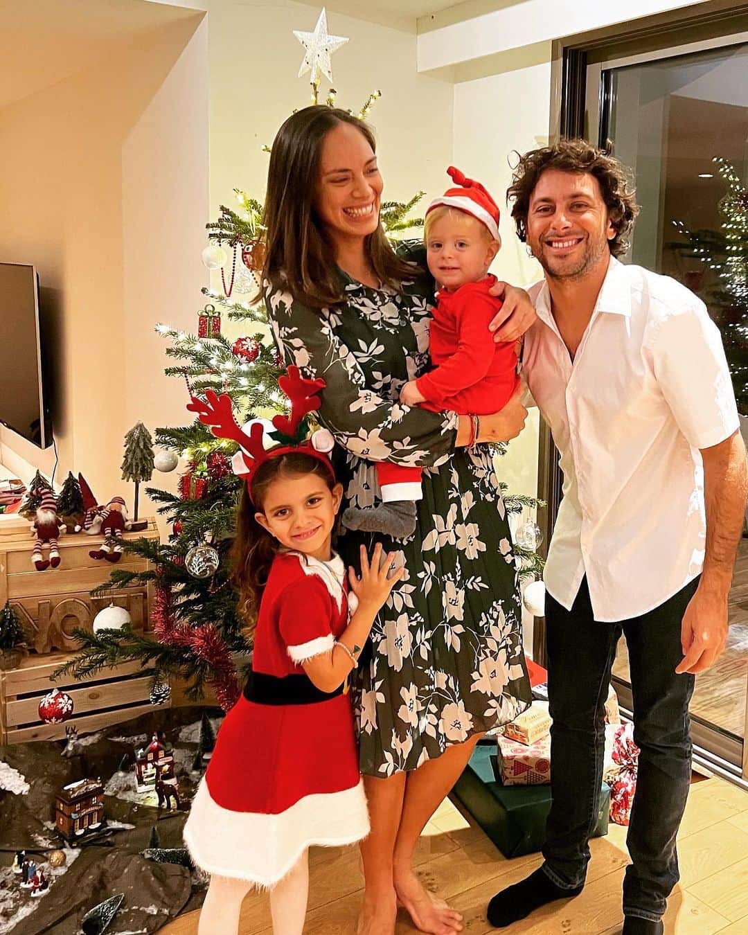 ジェレミー・フローレスのインスタグラム：「Joyeux noël à tous 🎄🎁 🤙🏼. . Merry Christmas to you all」