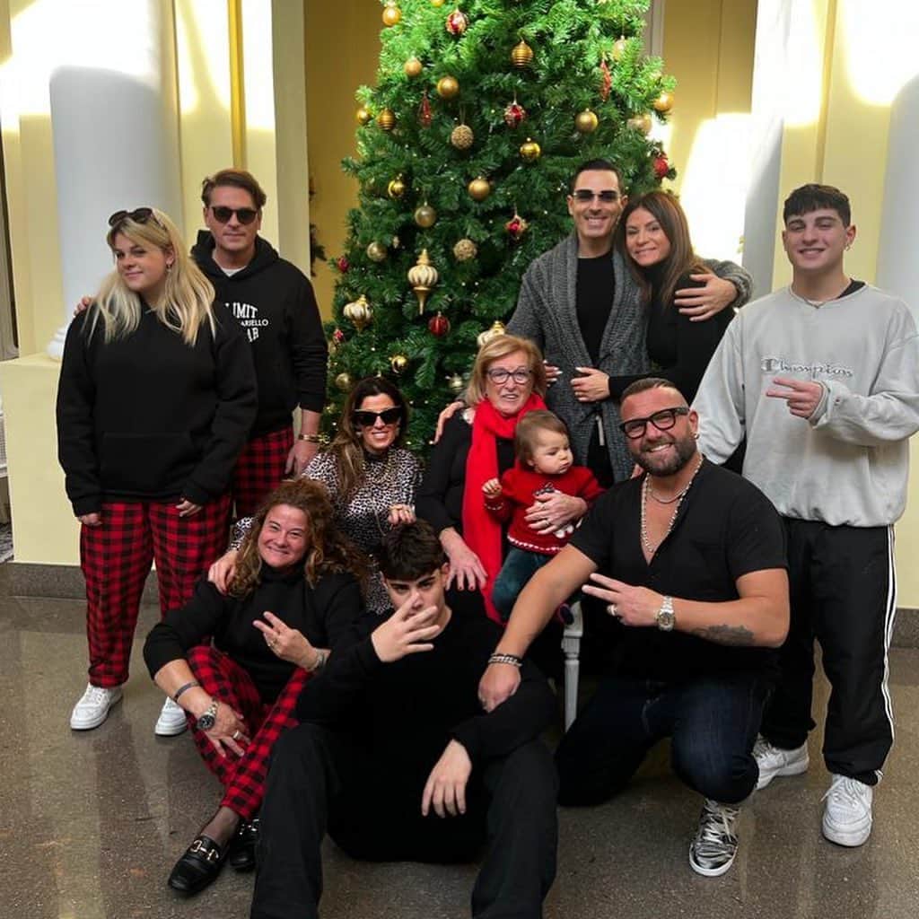 マリオムスカリエッロのインスタグラム：「Christmas in Sorrento - Home is where your #family is.」