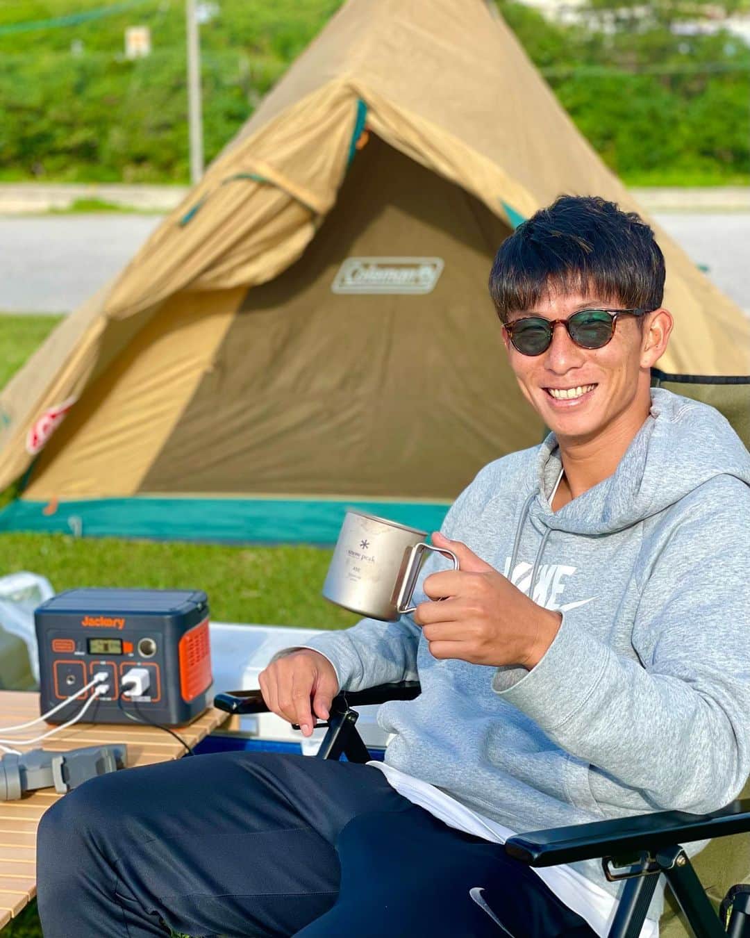 安藝正俊のインスタグラム：「2022年も残りわずか 最後の最後まで楽しまないとね👍  寒い中のキャンプも また、最高なんです🏕  アウトドア好きならではの 最高の非日常でした😆🙌  初のアイテム @jackeryjapan  のポータブル充電器は最強でした👏 マジで電池に困らんわこれ😂  会場の @neos_outdoorpark_nanjo  日の出も楽しめるし 最高だね☺️👍  平日はサイト価格も安くなってるみたいだから今がチャンス‼️  《着用サングラス》 @zeque_by_zeal  Juno : BROWN DEMI / TRUE VIEW  12月も紫外線から目を死守してくれてます🕶 着け心地もいいし必須アイテムだね👍  #沖縄#沖縄移住#沖縄好き#沖縄好きな人と繋がりたい#沖縄ビーチ#キャンプ#キャンプ好き#okinawa#okinawalife#camp#camplife#jackery」