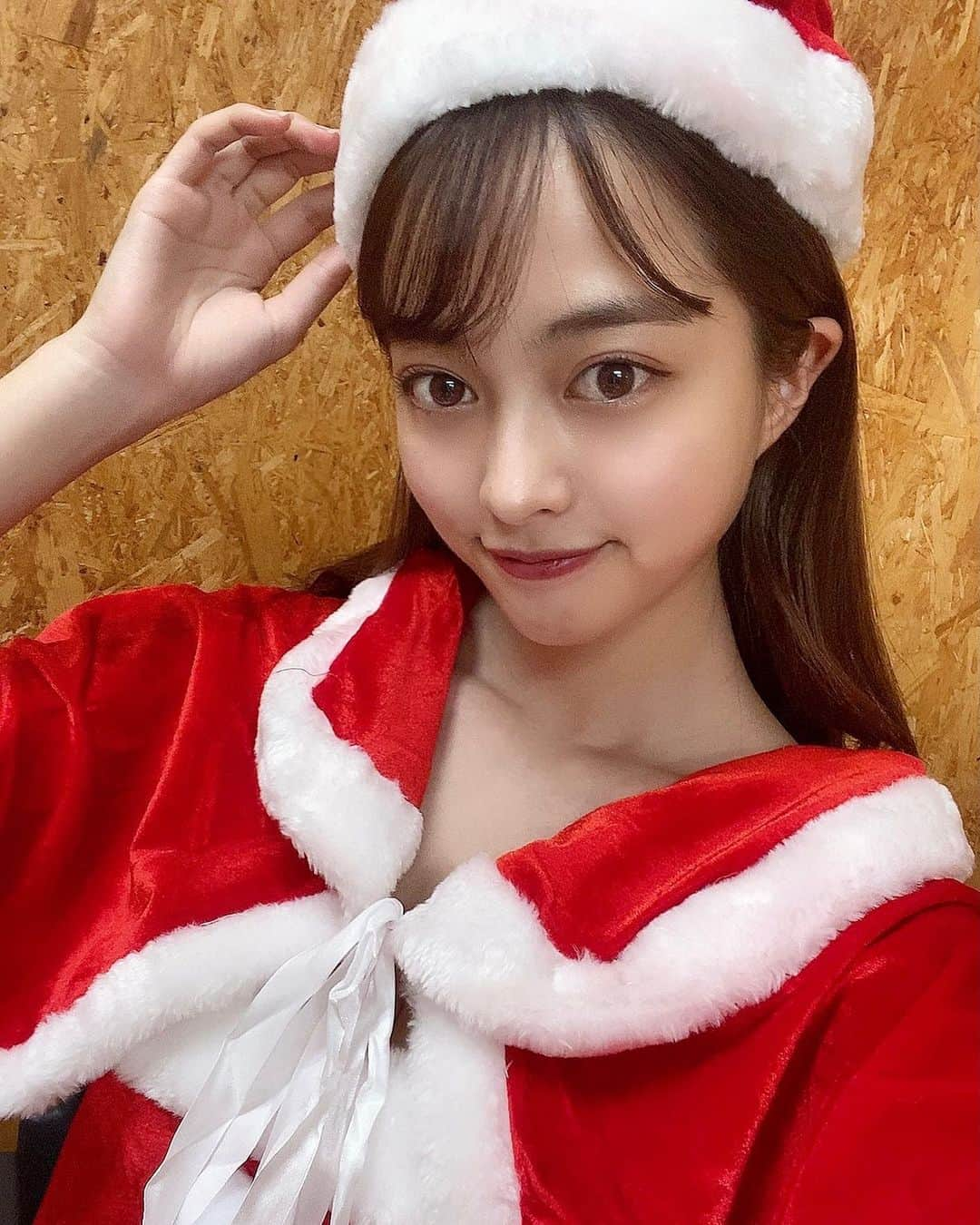 青山明日香さんのインスタグラム写真 - (青山明日香Instagram)「merry christmas🎄🦌🎅🏻  みんなは何して過ごしてるかなあ〜？？？ 私は昨日ピザとチキン食べたよ🍕🍗‪  この写真、わかる人にはわかる！笑笑 #merrychristmas」12月25日 20時14分 - asukaxx.02