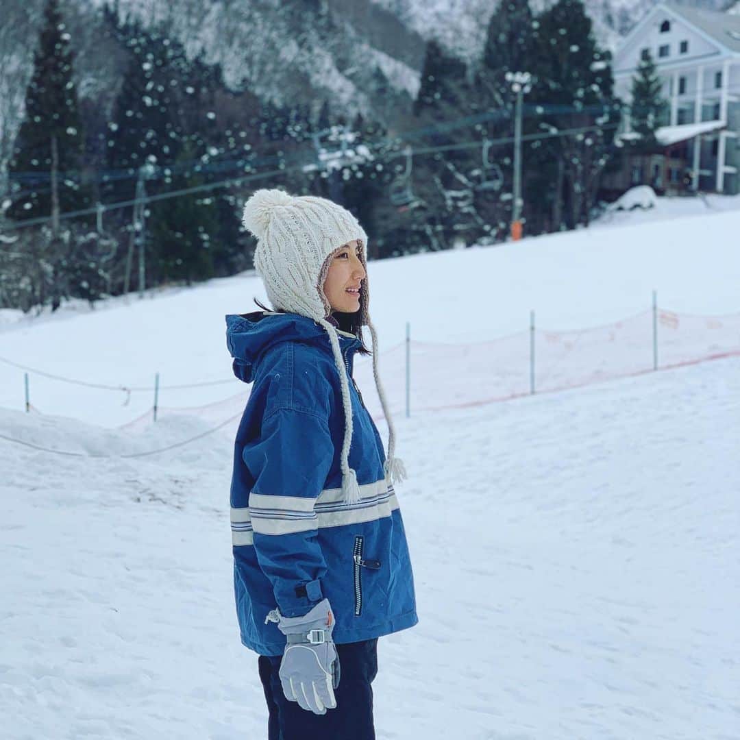 望月一花のインスタグラム：「真っ白な世界の美しさったら！❄️✨ スティック抱えてガンガン直滑降していたあの頃⛷ とうってかわって 今やのーんびりソリ滑り🛷や 息子さんと雪遊びを楽しむ日々☃️  モフモフのパウダースノーの上に ばふっと寝て、天使さまを作るの👼３歳の頃に教えたこと、 2年経っても覚えてるんだね、嬉しいなぁ。 1年に1,2回しか行かないのに スキー場や雪の記憶って なんでこんなにも残ってるんだろ💫  まっしろな、境界線の無い世界。 とても居心地がいい⚪️」