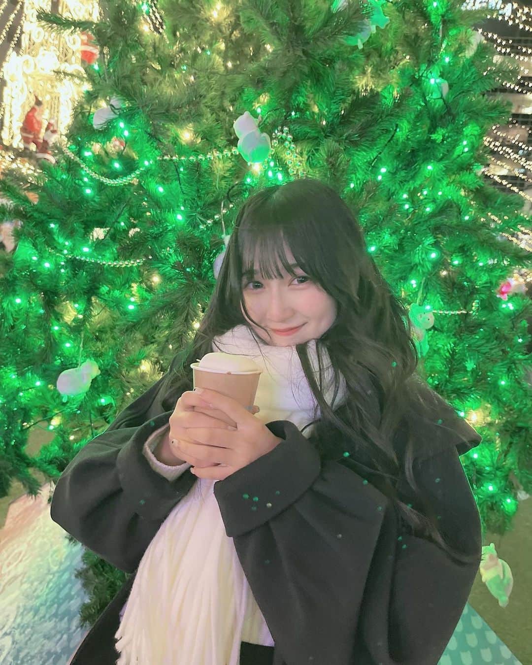 のインスタグラム：「. ☃︎ 𝙼𝚎𝚛𝚛𝚢 𝙲𝚑𝚛𝚒𝚜𝚝𝚖𝚊𝚜 ☃︎ この前クリスマスマーケットに行ってきました✨ とっても寒かった〜⛄️ ・ ・ #メリークリスマス  #クリスマスマーケット」