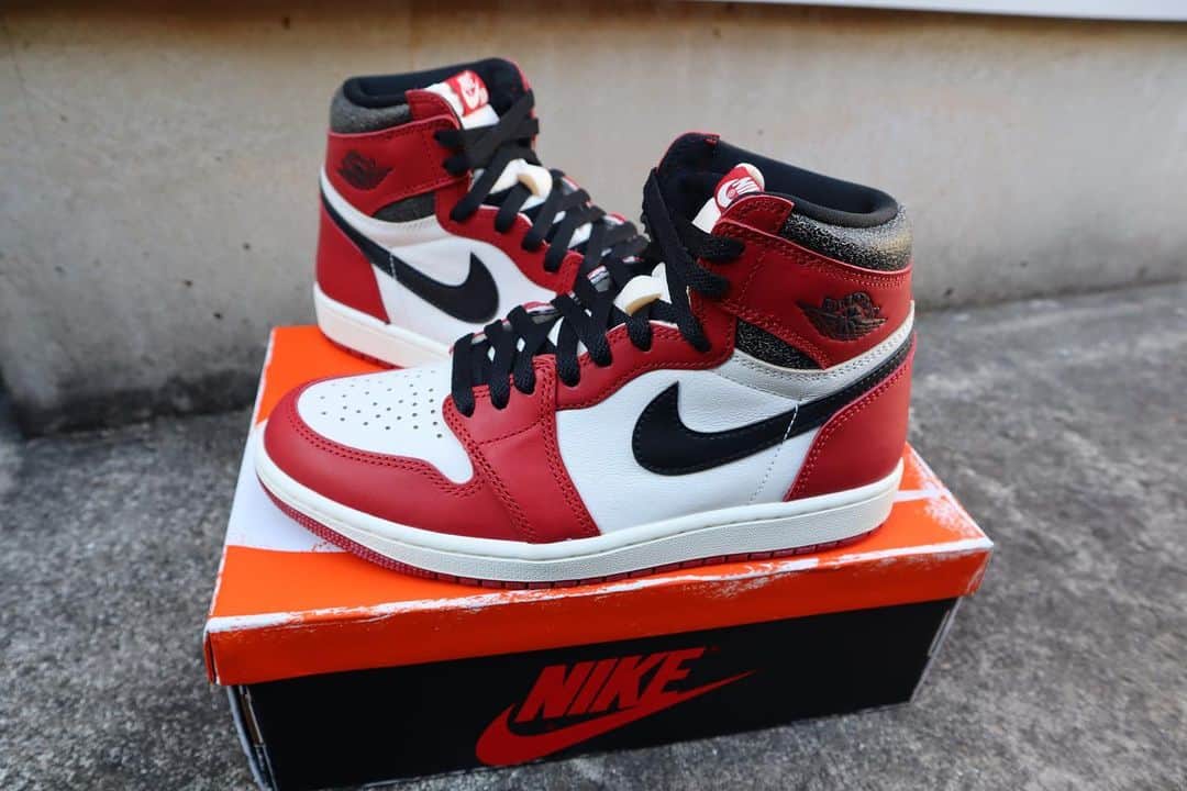 のインスタグラム：「「NIKE AIR JORDAN 1 RETRO HIGH OG "CHICAGO LOST & FOUND" 」👟🔥  あっという間にクリスマス🎄  今年も頑張ったし、 来年も頑張るし、  自分に向けての鼓舞に🫡  #jordan1 #jordan1chicago  #aj1chicago」
