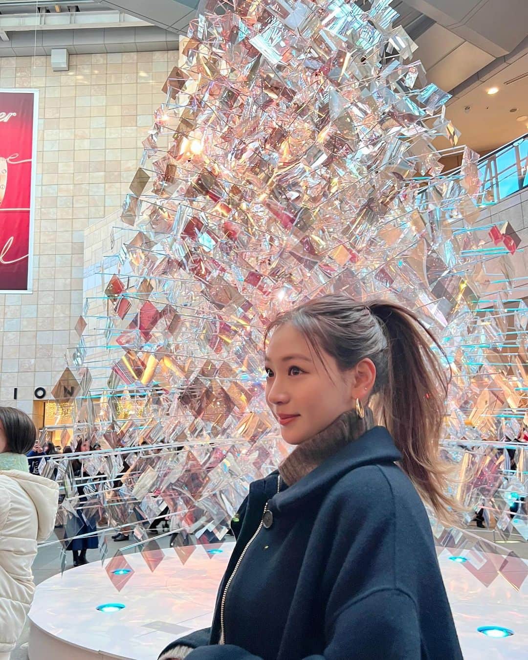 佐山彩香のインスタグラム：「一年で一番好きなクリスマス🎄 小さい頃本物のサンタさんに(多分)グミもらってから 出会ってから、なんなら今でもずっとしんじてるし♡ クリスマス〜年末がなんとも切なくてワクワクしてすき♡  来年も、周りも私も心身共に幸せで あれますようにって節に願う🙏🏻 サンタさん🎅🏻、お願いします」
