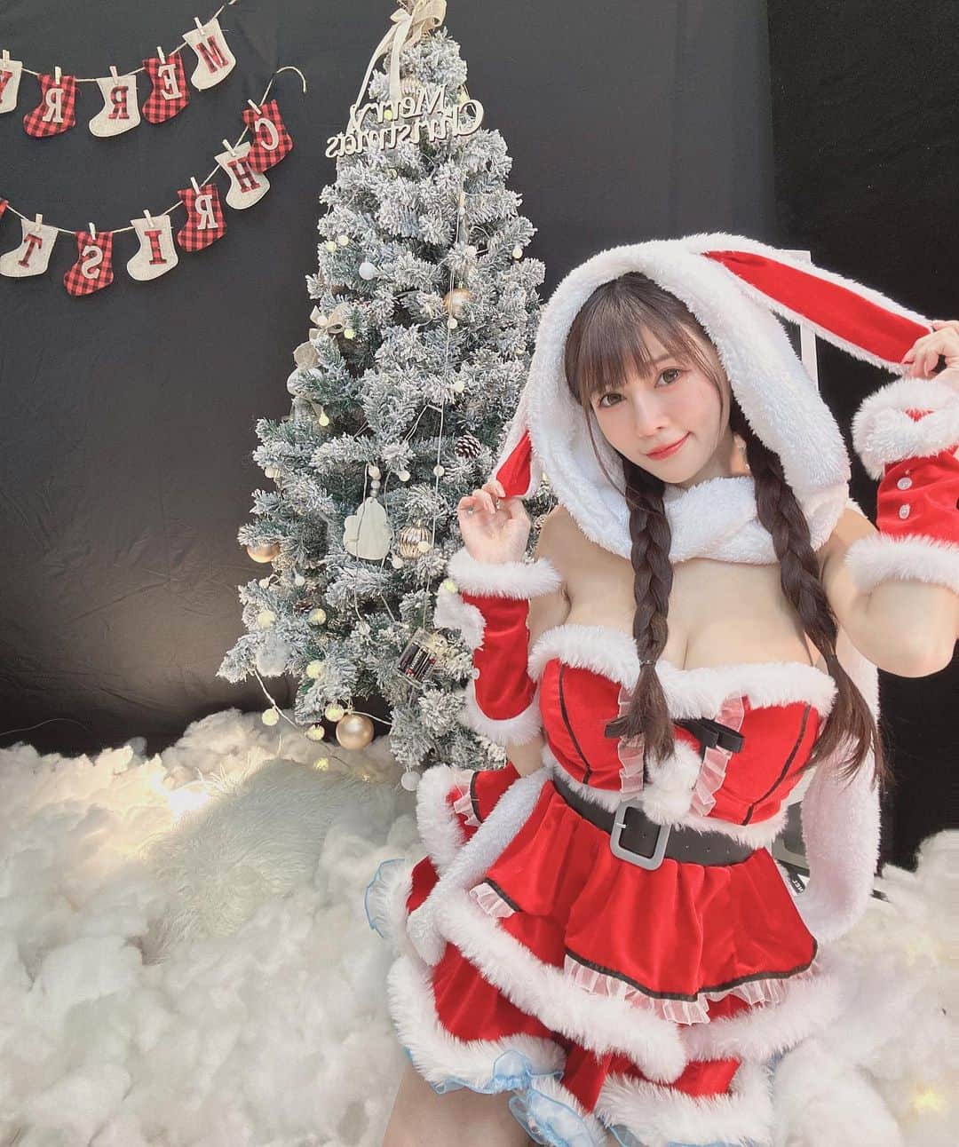 のインスタグラム：「JKF 祝各位聖誕快樂🎄 百大女郎投票最後倒數！趕快去投票喔！ 服飾： @malymoon1991  @jkf_ig @jkfofficial #JKF #JKF女郎 #JKFace #百大女郎」