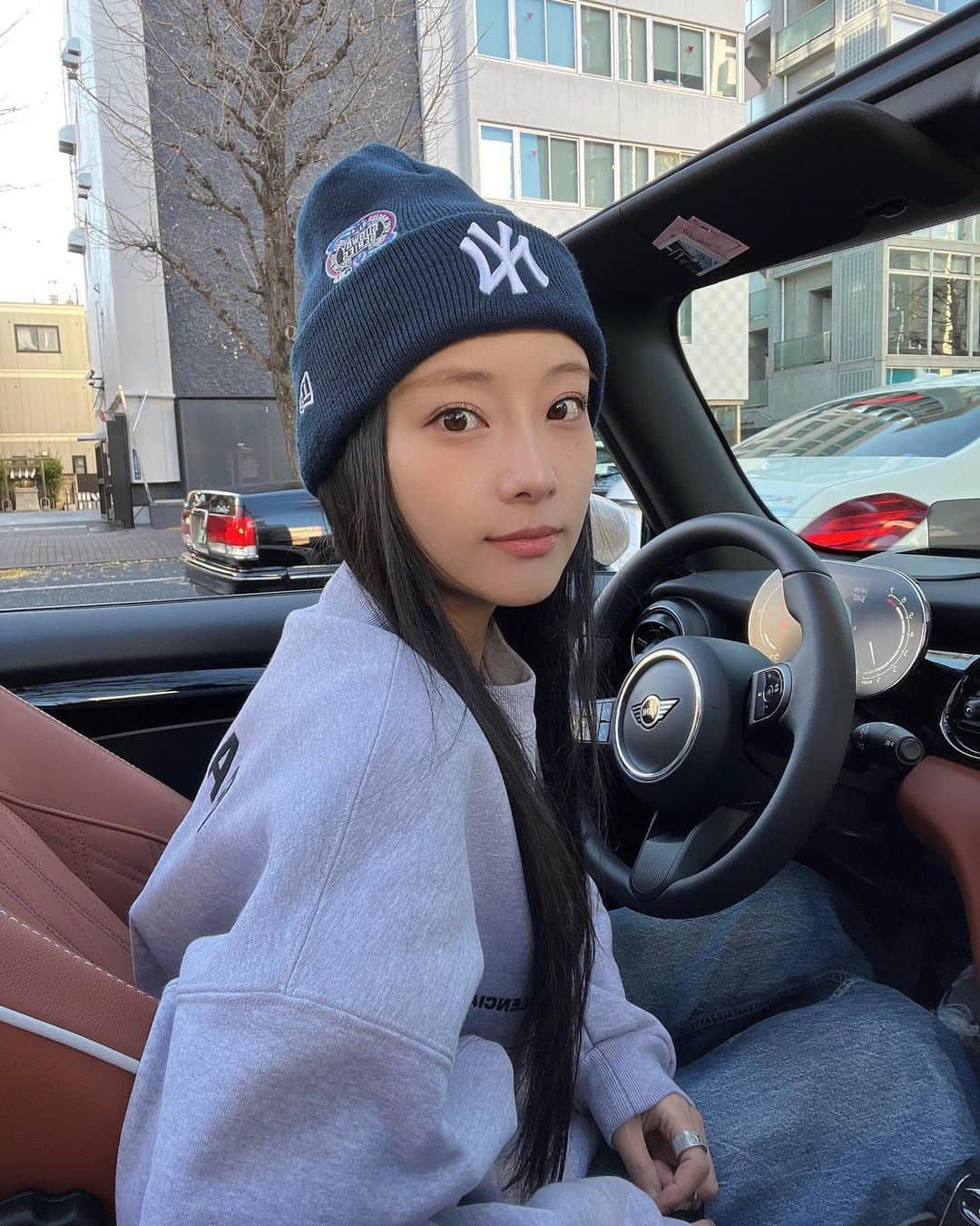 重盛さと美のインスタグラム：「Merry Xmas⛄️💙🤍✨ 自分へのご褒美に、 新しい車にしました！🚘🎁✨  少し早いですが☺️ 今年もたくさん応援してくださったファンの皆様、 ありがとうございます！ 💛 来年も楽しんでもらえるように、 楽しみながら頑張ります🎅🏻💪💮　  そして今年最後のMV撮影🎥 がんばるぞっ💪👊😎‼️✌️🔥🔥  #メリークリスマス🎄  #オープンカー🚙 #MINI CONVERTIBLE🤎✨ #めっちゃかわいい😍　　　　 　　 #車無さすぎて見ずに決めたけど😂　 #想像の500倍かわいい💯　　　　　　　　　　　　 　　　　　　　　　 MINI目黒店の神山さん🎅🏻　　　　 @mini_meguro_tokyo  いつもワガママすみません🥹🙇‍♂️💮 (このご時世、1ヶ月かからず納車できました！😳) 是非、皆さんもMINIで車を買うときは、 目黒店の神山さん👴🏻おすすめです☺️🤭（笑）」