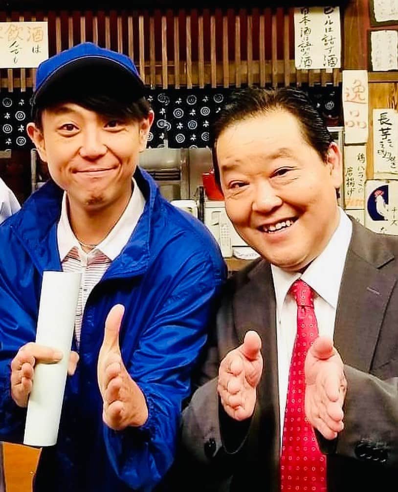 黒川忠文のインスタグラム：「お墓参り。 大阪に行く前に絶対行かなくてはと、 葬儀に出れてなかったので ようやく手を合わせる事が出来た。 上島さんが吸ってたタバコで献モク 呑み屋でチューした事は一生忘れません。ヤァー！」