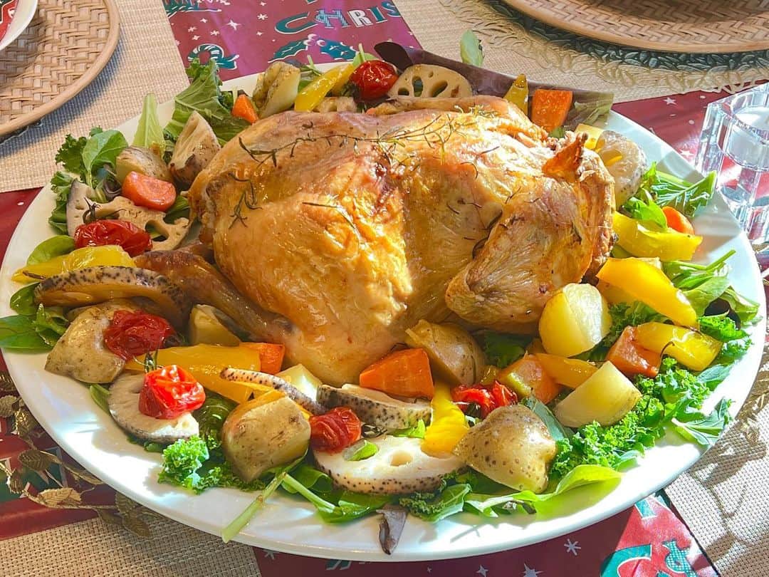 宮崎瑠依のインスタグラム：「お昼に作ったローストチキン。 途中 野菜も一緒にオーブンに入れて焼きました🫶🏻 カラフルに仕上がってテーブルが一気に華やかになりました🥰 (去年より美味しくできたw)  楽しい一日はあっという間に終わってしまうね🙃  来週はドタバタしそう。年賀状…まだ出せていない💦やらないとーーーー！  #クリスマスパーティー #ローストチキン #クリスマスレシピ  #チキン丸ごと一匹   #ミーレオーブン 大活躍！」