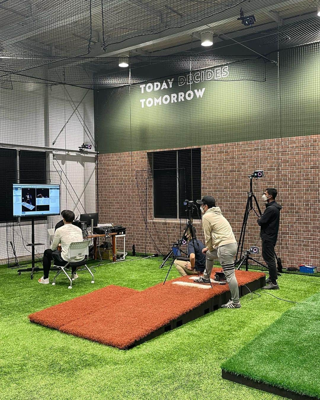 国吉佑樹さんのインスタグラム写真 - (国吉佑樹Instagram)「NEXT BASE ATLETE LAB ⚾️🔥  先日、ネクストベースアスリートラボの施設にて動作解析を行ってきました。  自分のデータが可視化できてそれを専門家の方から即、フィードバックして貰えるので👍  課題が明確になるので今後に活かします🫡🔥  #ネクストベースアスリートラボ  #動作解析  #千葉県市川市  #道の駅のすぐ隣  #自分と向き合う #データ #可視化 #国吉佑樹  #9244」12月25日 20時25分 - yukikuniyoshi