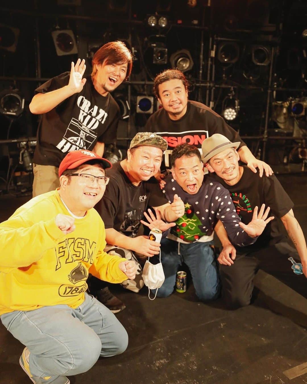 山口隆のインスタグラム：「Xmasに渋谷で、fOULと。 今年の12月24日は特に忘れられない１日だった。 なぜって、あのfOULと対バンできる日だからさ。 ライブ当日、オレはfOULの大名盤、いやロックの大名盤であるドストエフスキーグルーヴのアナログ盤をバッグに入れて渋谷クアトロに向かったんだ(もちろんサインをもらうため！)。  fOULはオレたちサンボマスターが３人ともにあこがれのバンドで、その音楽は圧倒的なオリジナリティと強靭なリズム、そして90年代後半の若者たち(オレたちの事だよ！)を決して見放さずに救ってくれた歌詞とメロディを持つ稀有なバンド。  リハーサルからオレたちは一瞬たりとも目を離さずにfOULを体感したんだ。  そして本番。 令和のfOULは、より衝撃的にリズムがうねり、しかも楽曲がmellow‼︎ こんなヘヴィな時代にはfOULの音はこう鳴り響くのか‼︎‼︎  fOULが日本に存在してくれていることは本当に幸せな事だと思う。 ロックンロールのカッコ良さ、パンクロックの凄まじさをまざまざと見せつけてもらった素晴らしいクリスマスイブでした！  そしてオレたちもXmasイブの渋谷でロックンロールを鳴らした。 Xmasイブとはいえ、東京のイルミネーションがみんなの孤独を消し去るわけじゃない。 オレはこの日、その孤独をキミにもって来て欲しかった。 この美しく素晴らしき日に孤独を持って来て欲しかったんだ。  オレたちで孤独で明かりを灯すためさ。 持ち寄った孤独で明かりを灯すのさ。  ライブハウスの外はイルミネーション。 まばゆい光は美しく。  そして今宵この夜。 オレたちは都市のイルミネーションに照らされなかったソイツを持ち寄って照らし出そう。 強烈な光量なんかいらない。 そのかわり、あたたかに灯す。 爆音だが、ひそやかに灯すんだ。  メリークリスマス。 メリークリスマス。  愛と平和。  あいらぶゆう。 あいらぶゆう。 あいらぶゆうだわすれんなよこのやろう。  #fOUL #サンボマスター   写真　@saru_0305  SARUYA AYUMI」