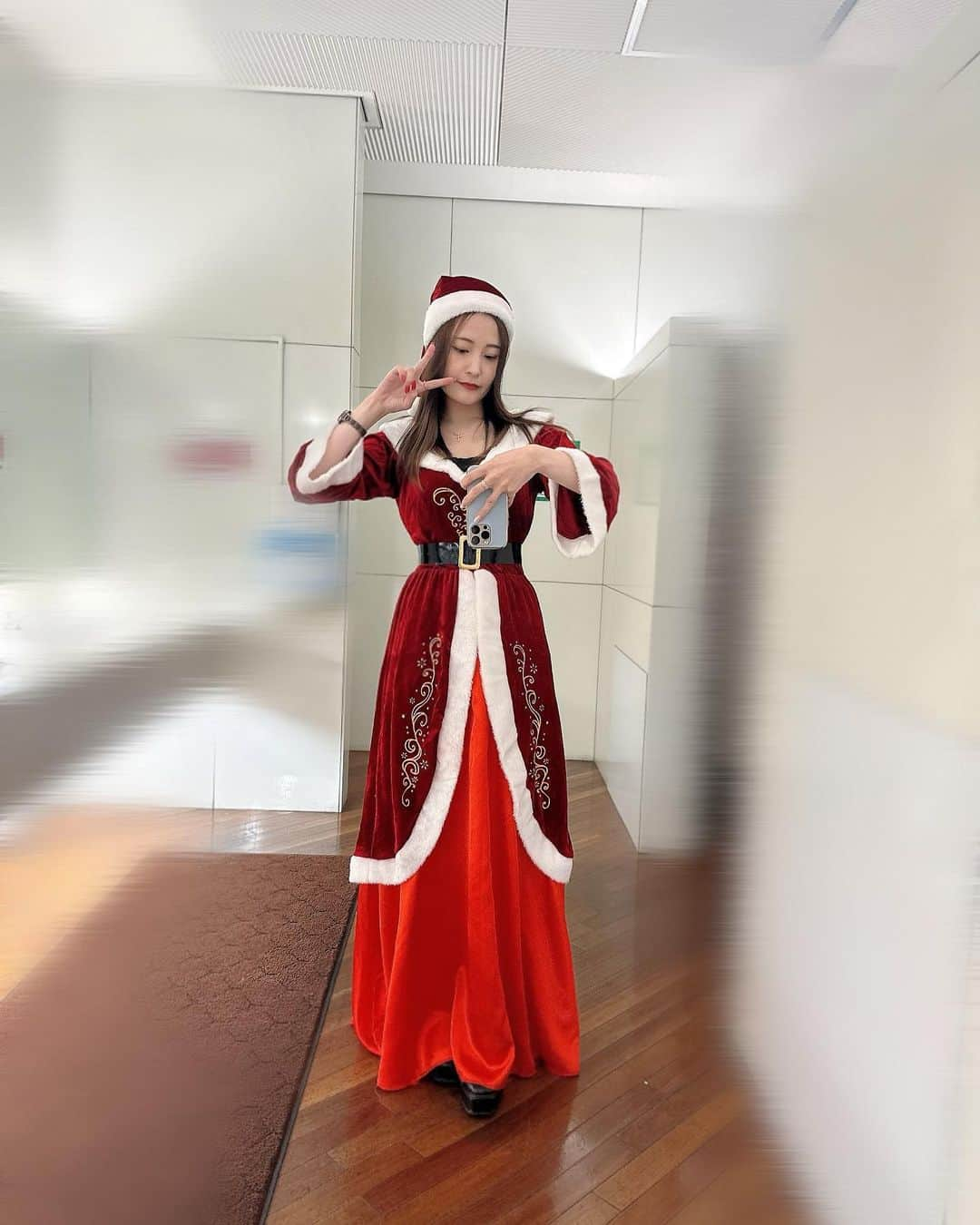 久米知里さんのインスタグラム写真 - (久米知里Instagram)「. めりくり✨🎅🎄✨ ⁡ 毎年恒例サンタクイーンコンテストの司会をしたよ～ ⁡ 今年はくめはサンタドレス～🎅 ⁡ みなさん良いクリスマスをすごせた？🎅🎁 ⁡ 2022年も残りわずか！ 最後まで楽しみましょう～ ⁡ みんな何歳までサンタきた？ ⁡ くめは小6で 【今年で最後です‼️】 ってサンタに発表されたよ‼️← ⁡ ではまた～ ⁡ ⁡ サンタくめまる🎅 ⁡ ⁡ #久米知里#くめちさと#城島健司のJ的な釣りテレビ#アシスタント#釣りガール#釣り#福岡#タレント#釣り女子ですっ#元アイドル#博多#イベントMC#メリークリスマス#クリスマスイベント#クリスマス#サンタコスtalent#fishing#girl#Fukuoka#hakata#idol#followme#MerryChristmas#santa」12月25日 20時27分 - chisatokume_12