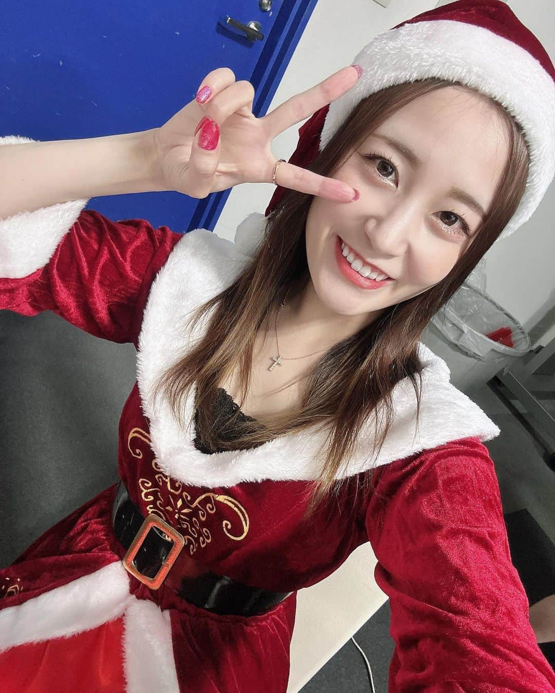 久米知里のインスタグラム：「. めりくり✨🎅🎄✨ ⁡ 毎年恒例サンタクイーンコンテストの司会をしたよ～ ⁡ 今年はくめはサンタドレス～🎅 ⁡ みなさん良いクリスマスをすごせた？🎅🎁 ⁡ 2022年も残りわずか！ 最後まで楽しみましょう～ ⁡ みんな何歳までサンタきた？ ⁡ くめは小6で 【今年で最後です‼️】 ってサンタに発表されたよ‼️← ⁡ ではまた～ ⁡ ⁡ サンタくめまる🎅 ⁡ ⁡ #久米知里#くめちさと#城島健司のJ的な釣りテレビ#アシスタント#釣りガール#釣り#福岡#タレント#釣り女子ですっ#元アイドル#博多#イベントMC#メリークリスマス#クリスマスイベント#クリスマス#サンタコスtalent#fishing#girl#Fukuoka#hakata#idol#followme#MerryChristmas#santa」